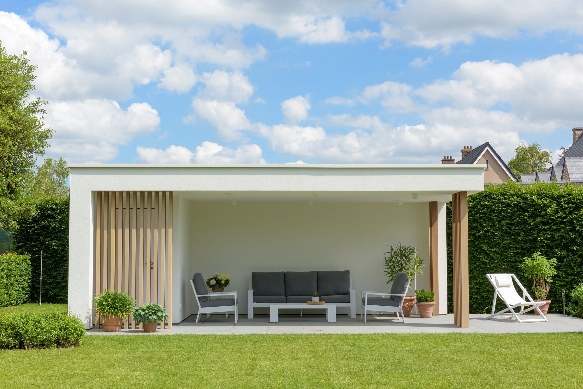 Modern bijgebouw in witte crepi en hout