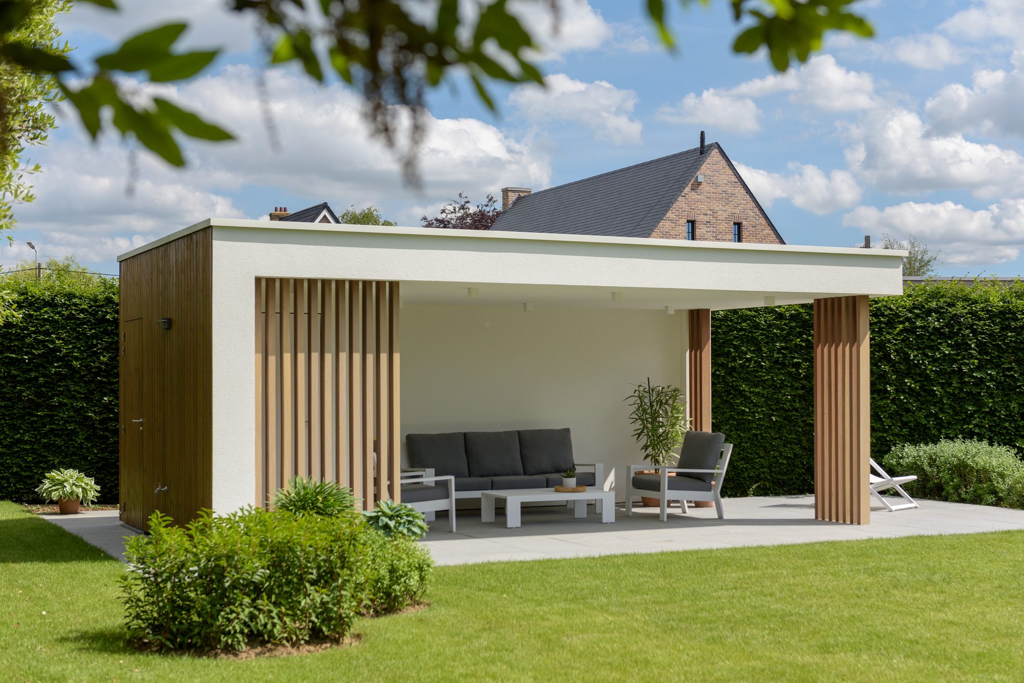 Poolhouse met berging en overkapping in crepi en hout