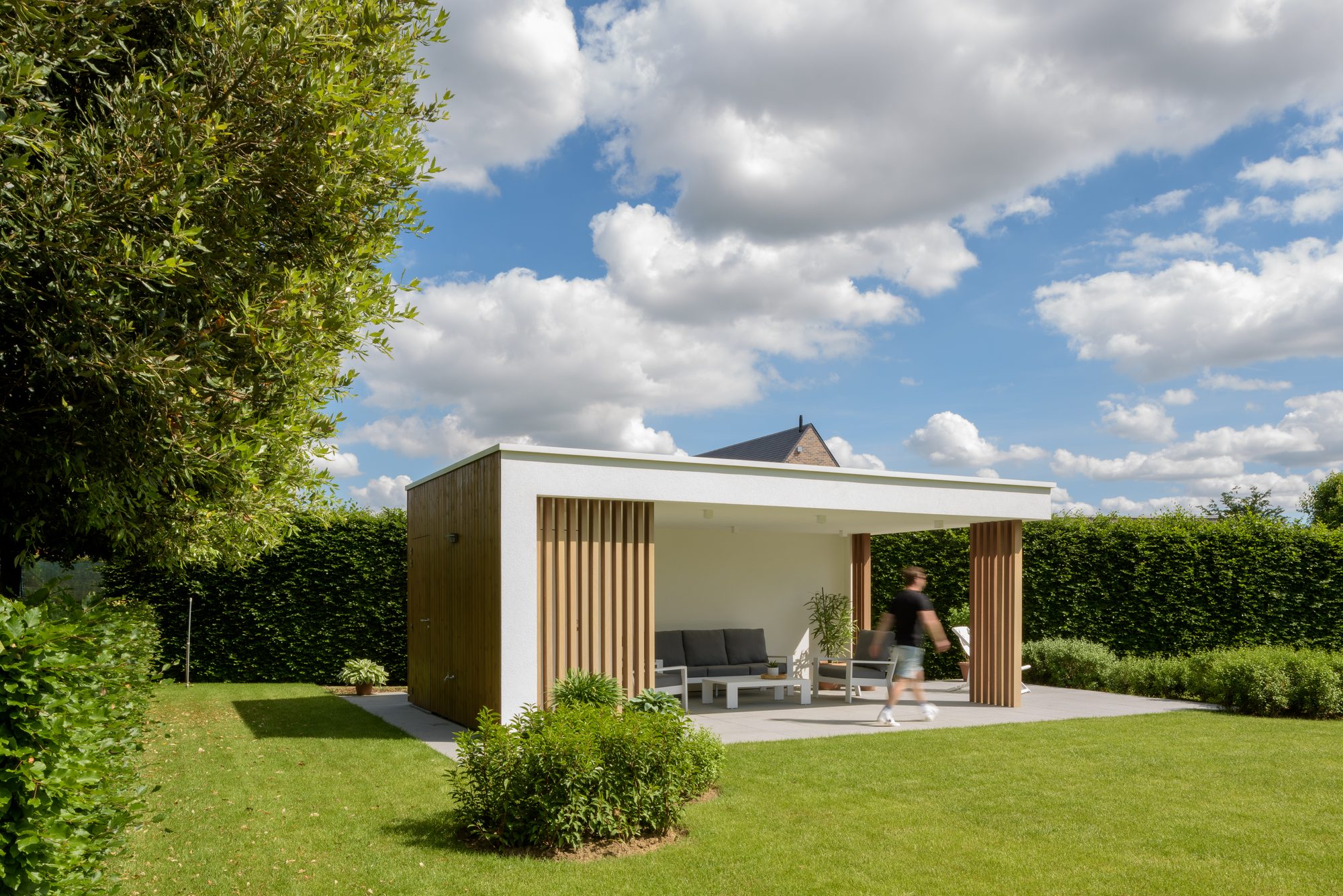 Moderne Poolhouse in Crepi, met palen in Iroko en zijwand in Rode Noorse Den