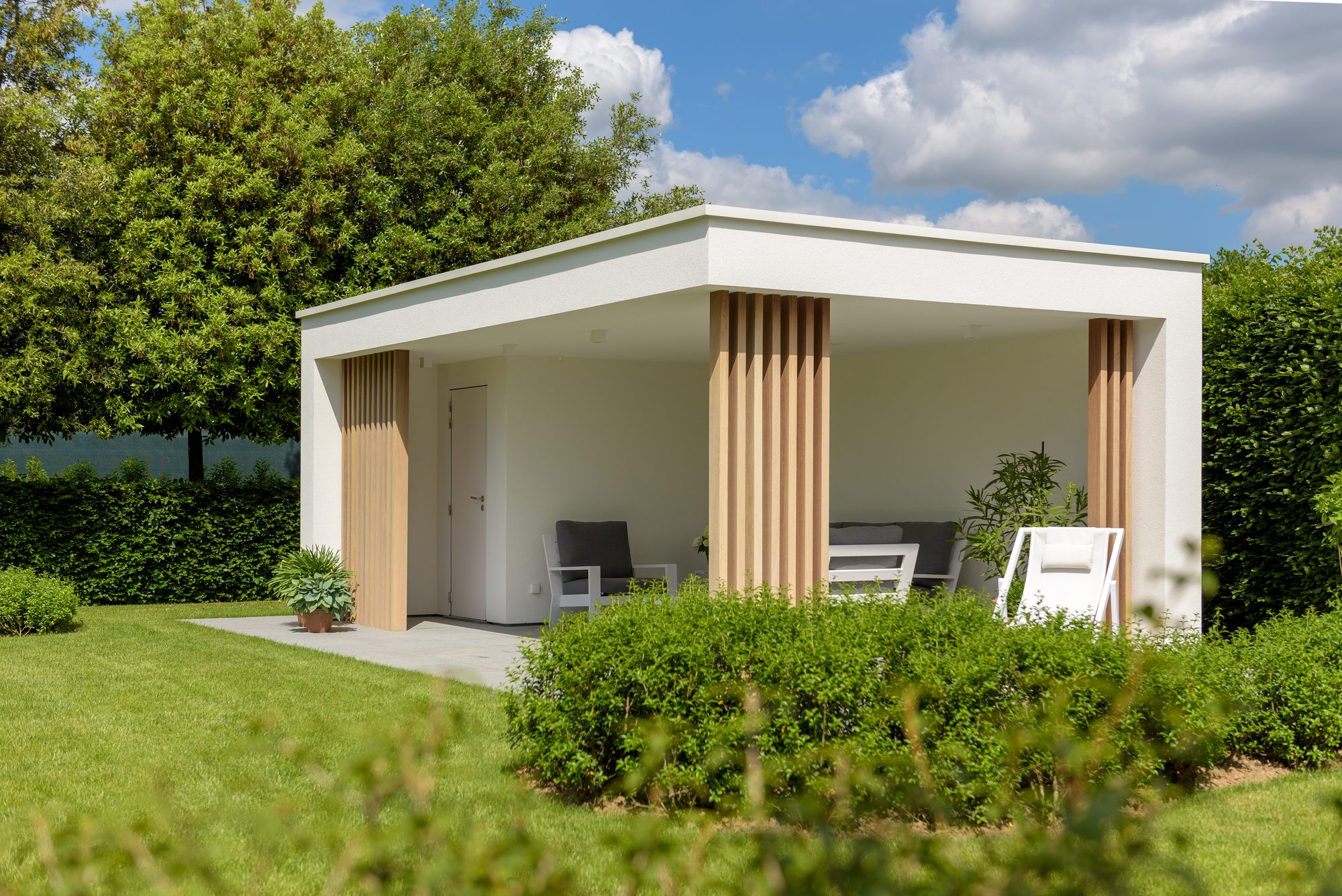 Moderne poolhouse met berging en luifel in witte crepi en met iroko palen