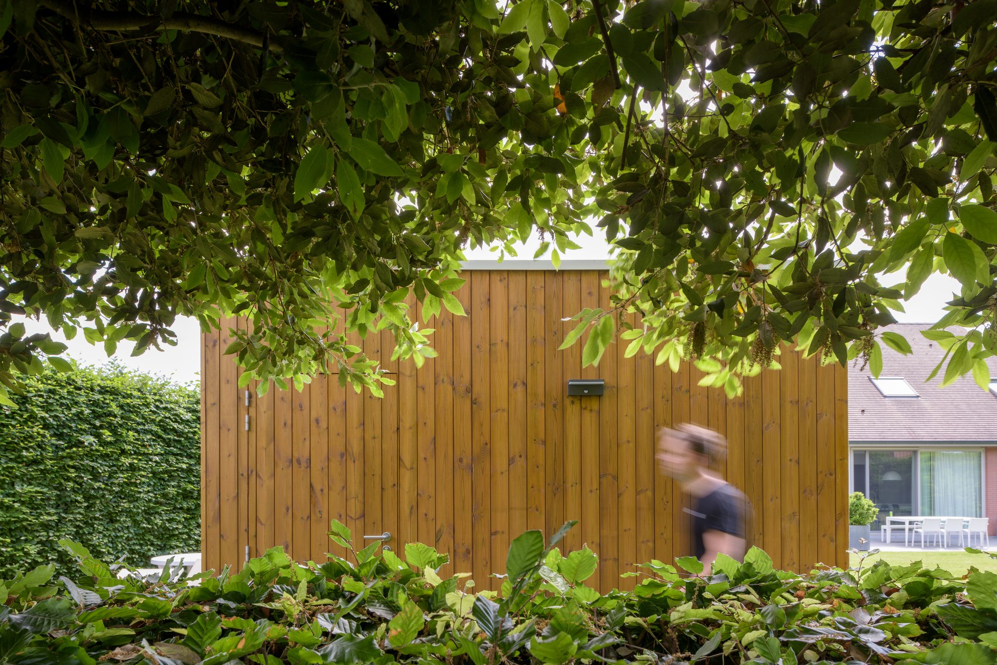 Zijwand in Rode Noorse Den bij Moderne Poolhouse
