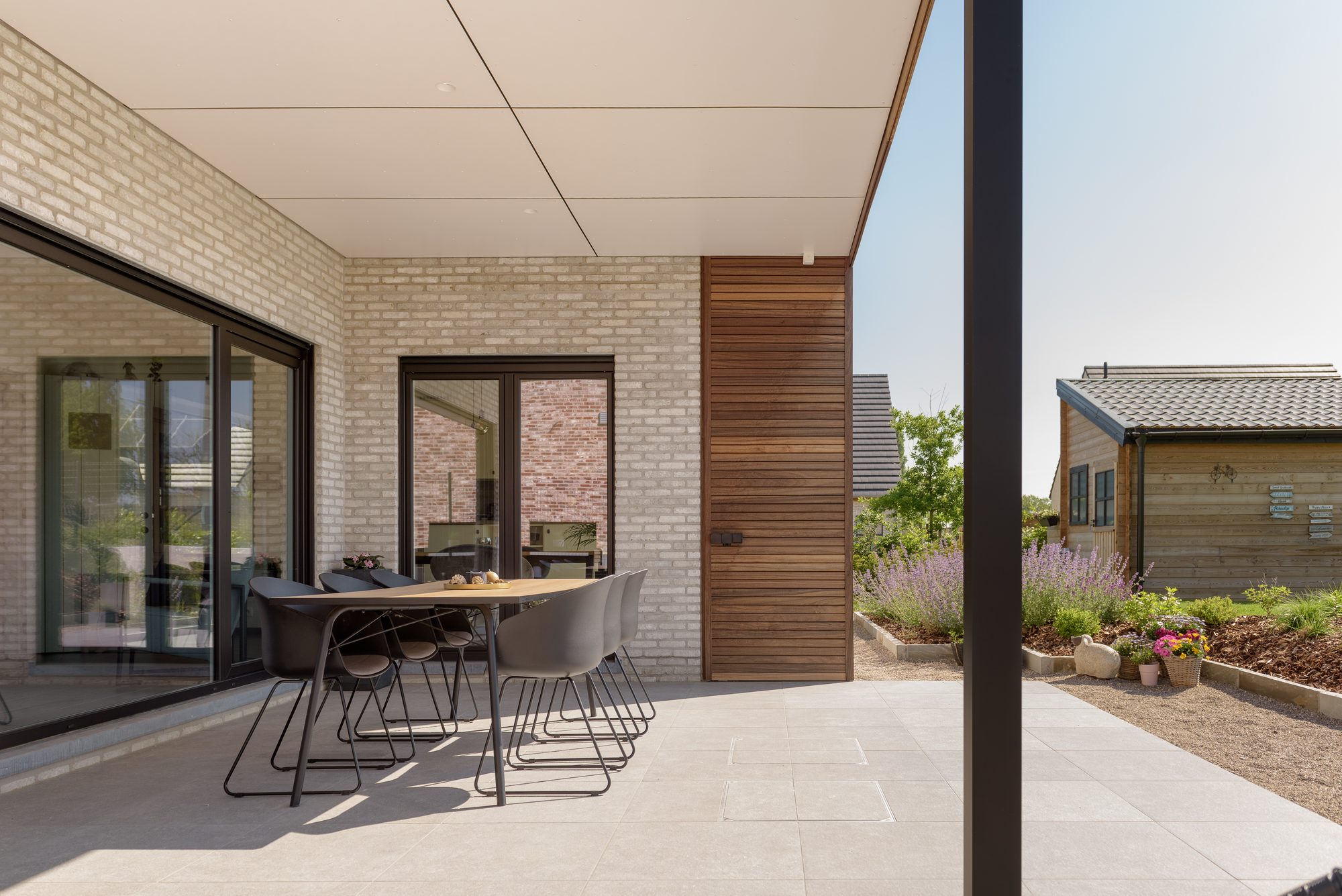 Terrasse couverte avec plafond en Trespa en paroi en padouk