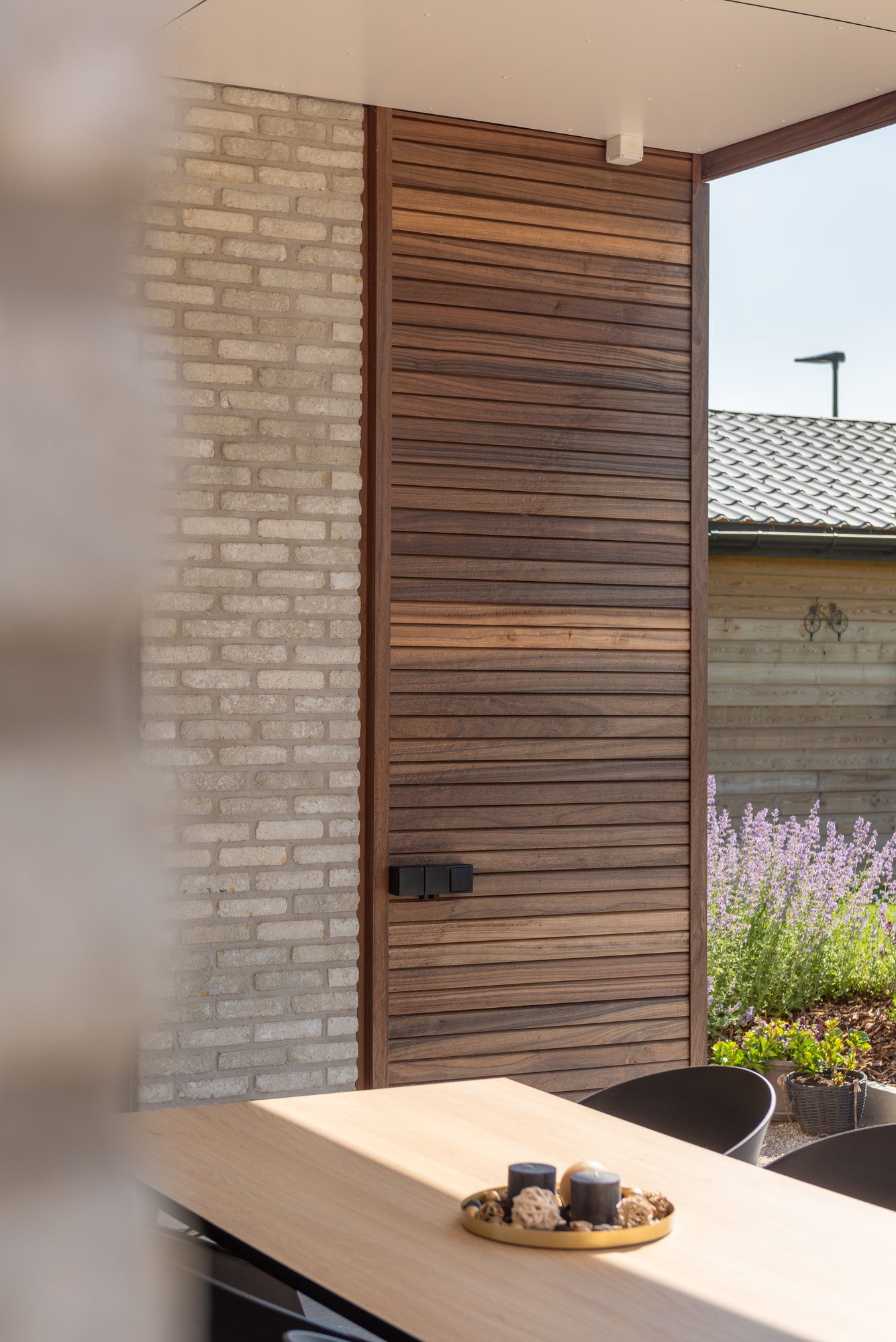 Paroi en padouk d'une pergola moderne