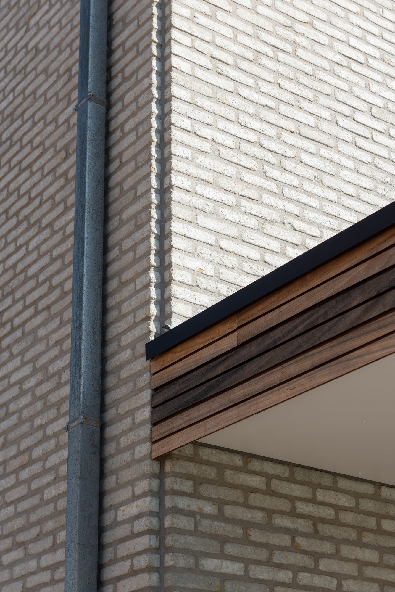 Détail finition de toiture d'une pergola moderne