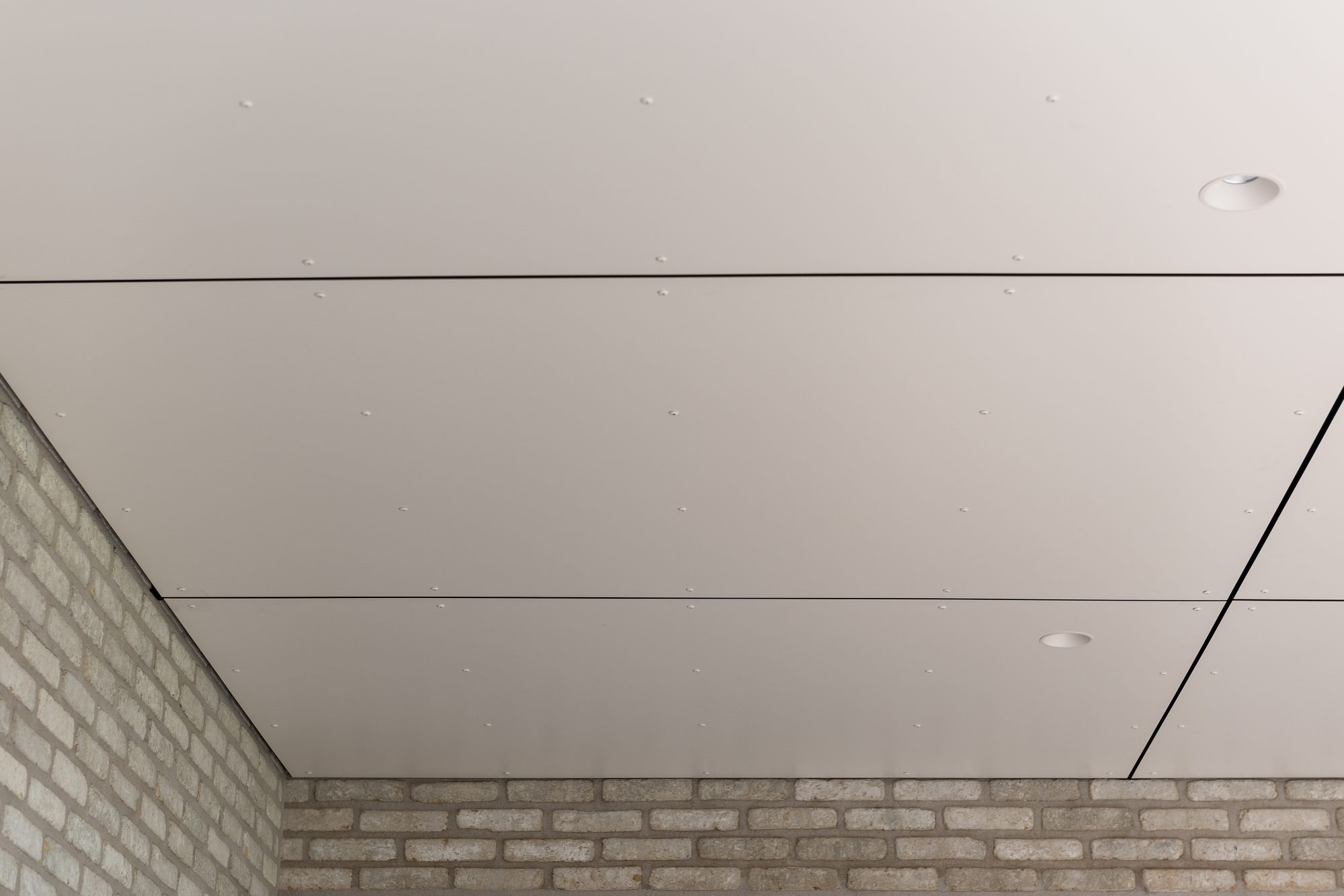 Avancée de toit moderne avec plafond en Trespa