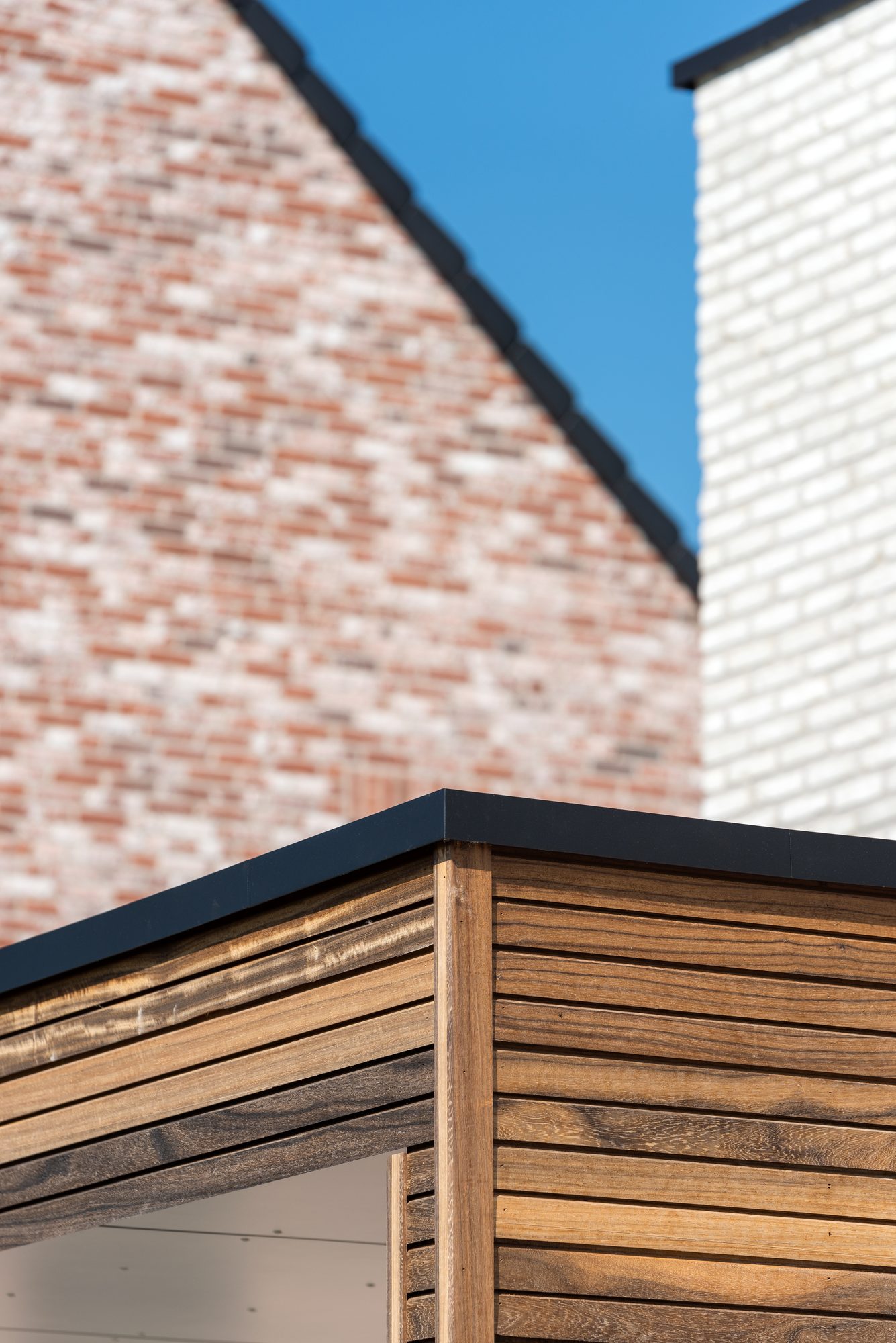 Profil de finition en aluminium d'une avancée de toit moderne en padouk