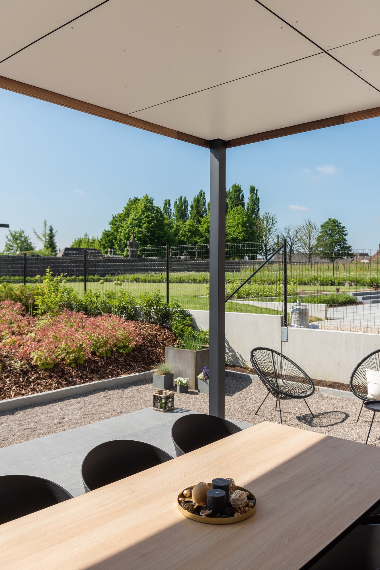 terrasse couverte au-dessous d'une pergola moderne en padouk et trespa