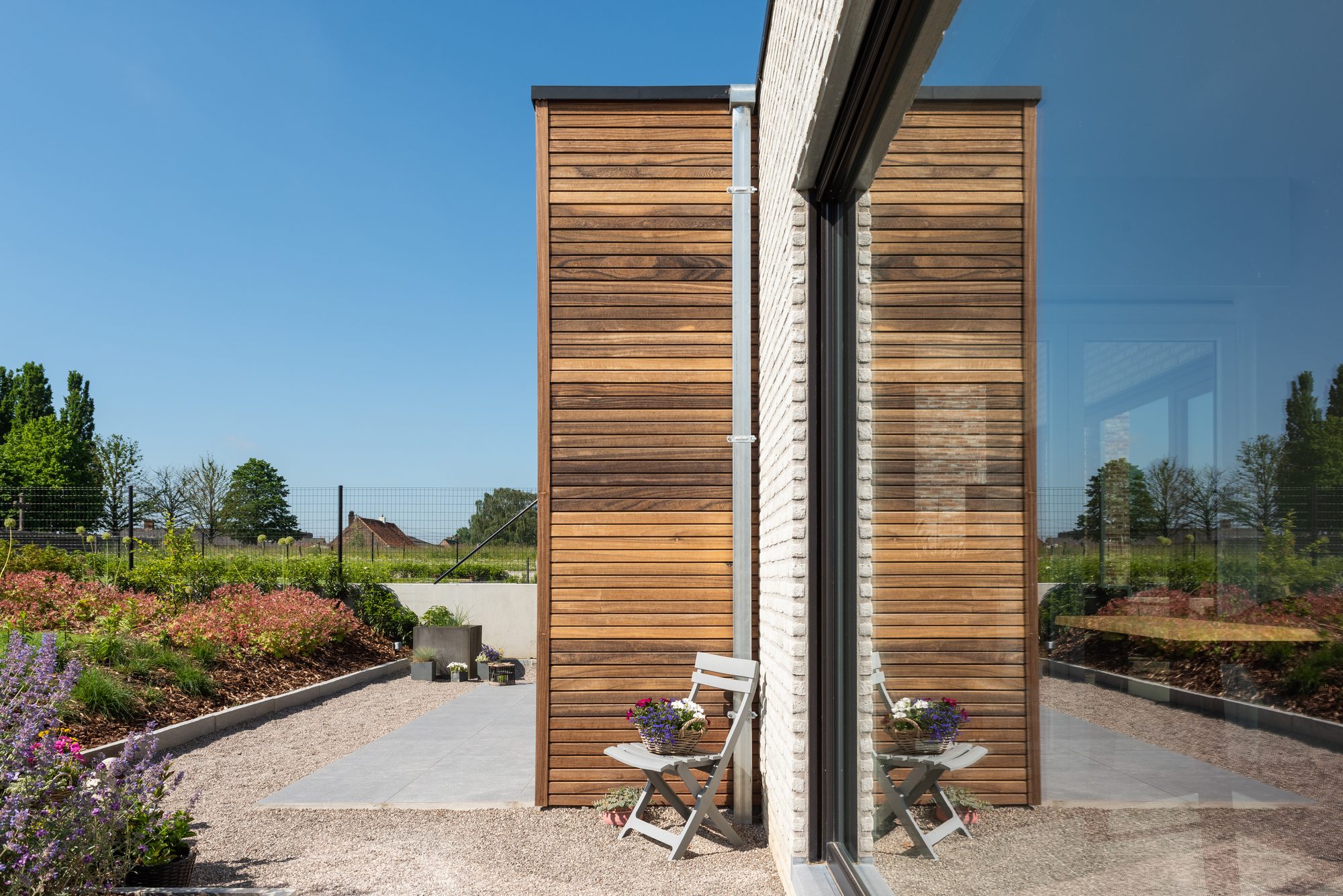 Paroi en padouk d'une pergola moderne