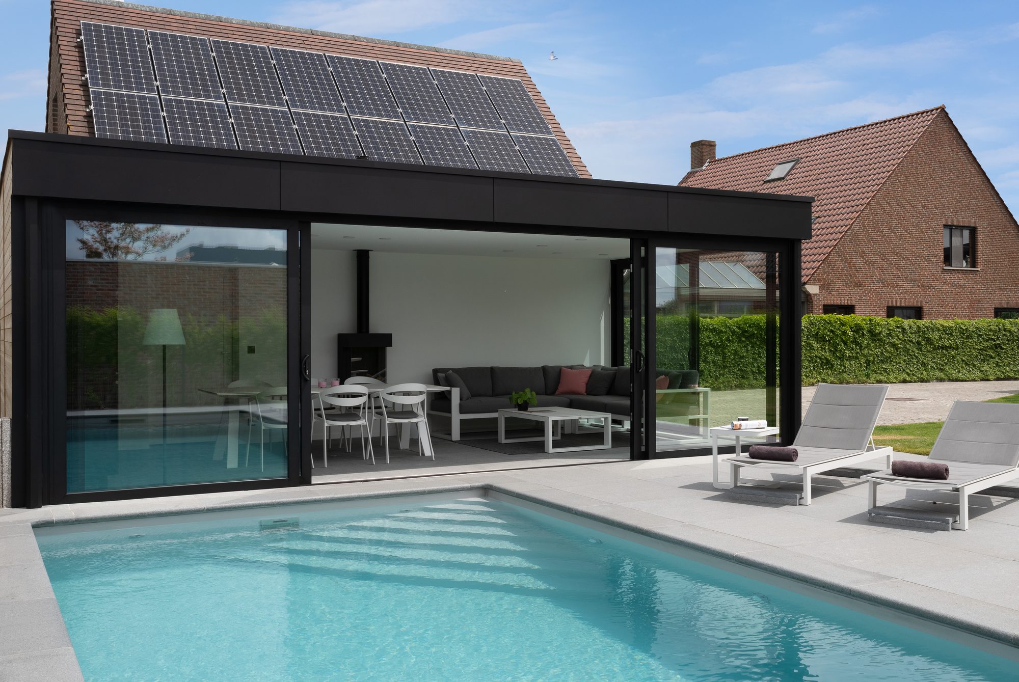 Modern bijgebouw met Trespa en Aluminium