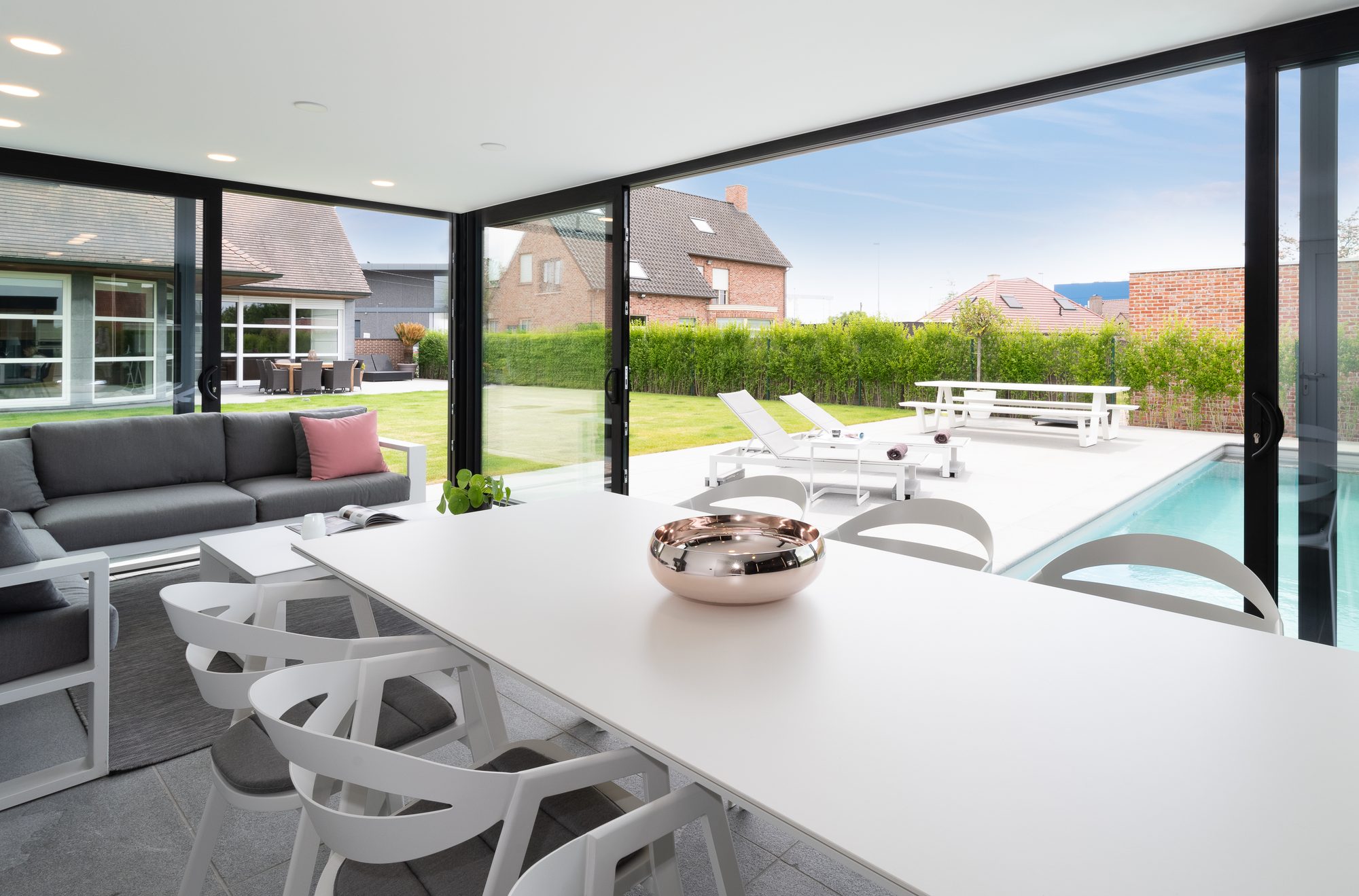 Interieur moderne poolhouse met grote ramen