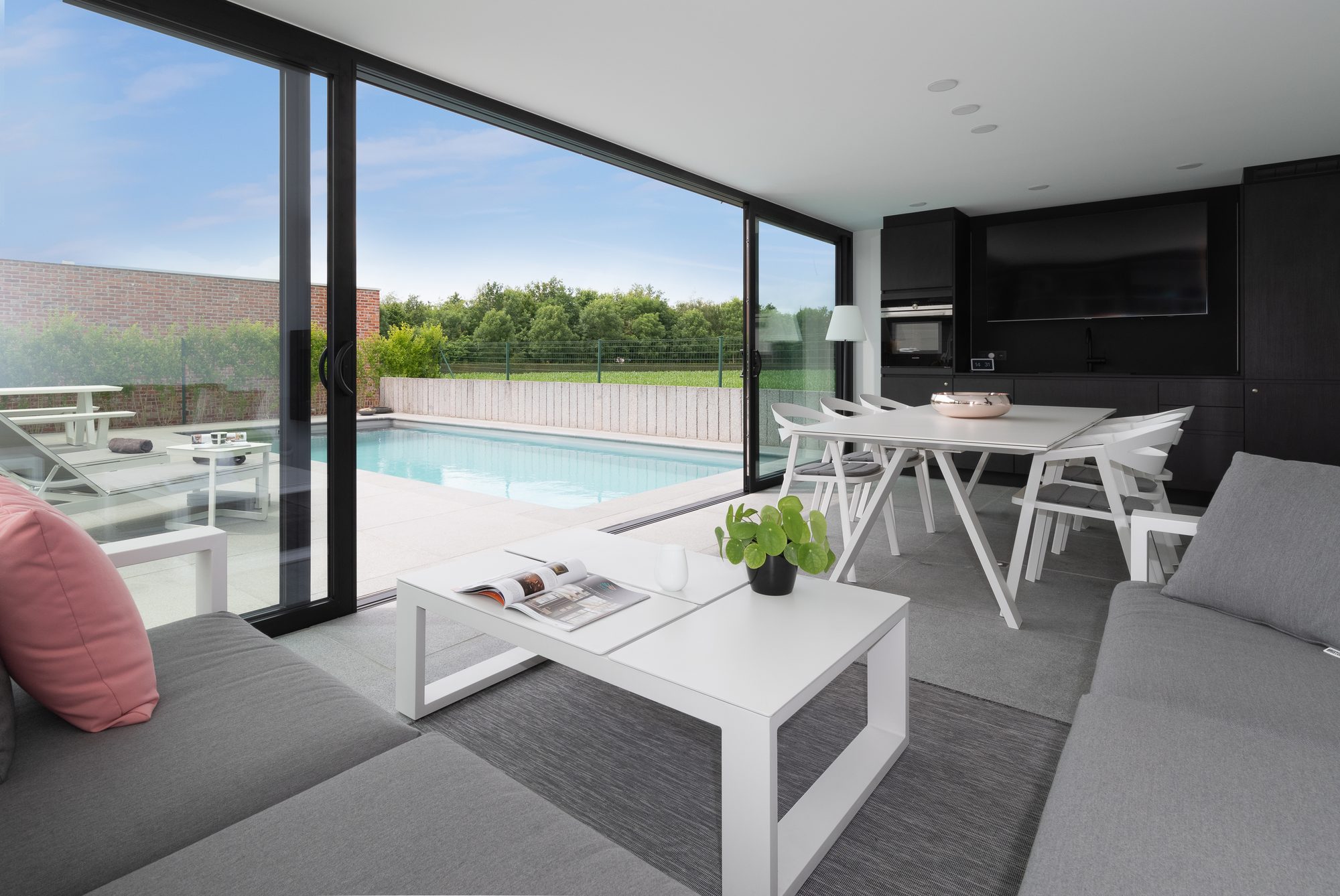 Binnenafwerking moderne poolhouse