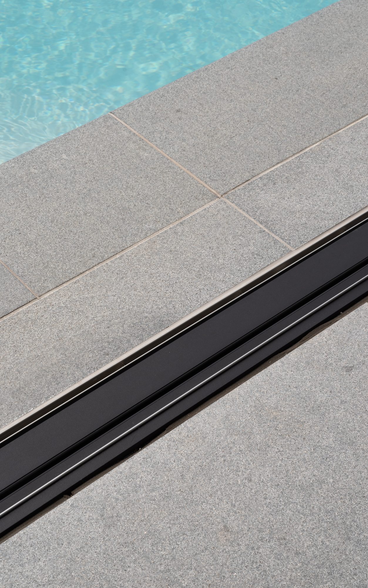Detail moderne poolhouse met ingewerkte rails