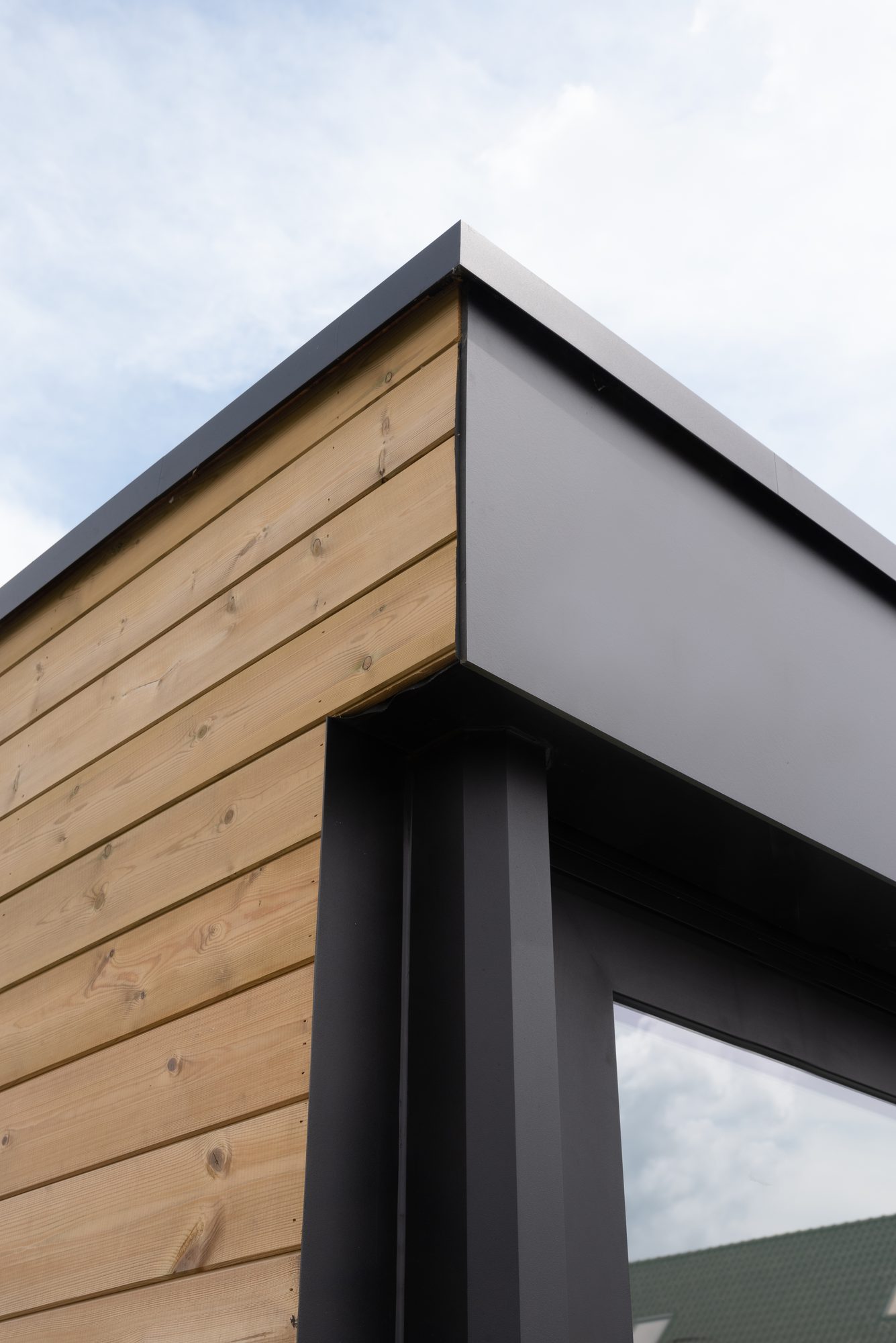 Detail afwerking poolhouse met Trespa en Rode Noorse Den