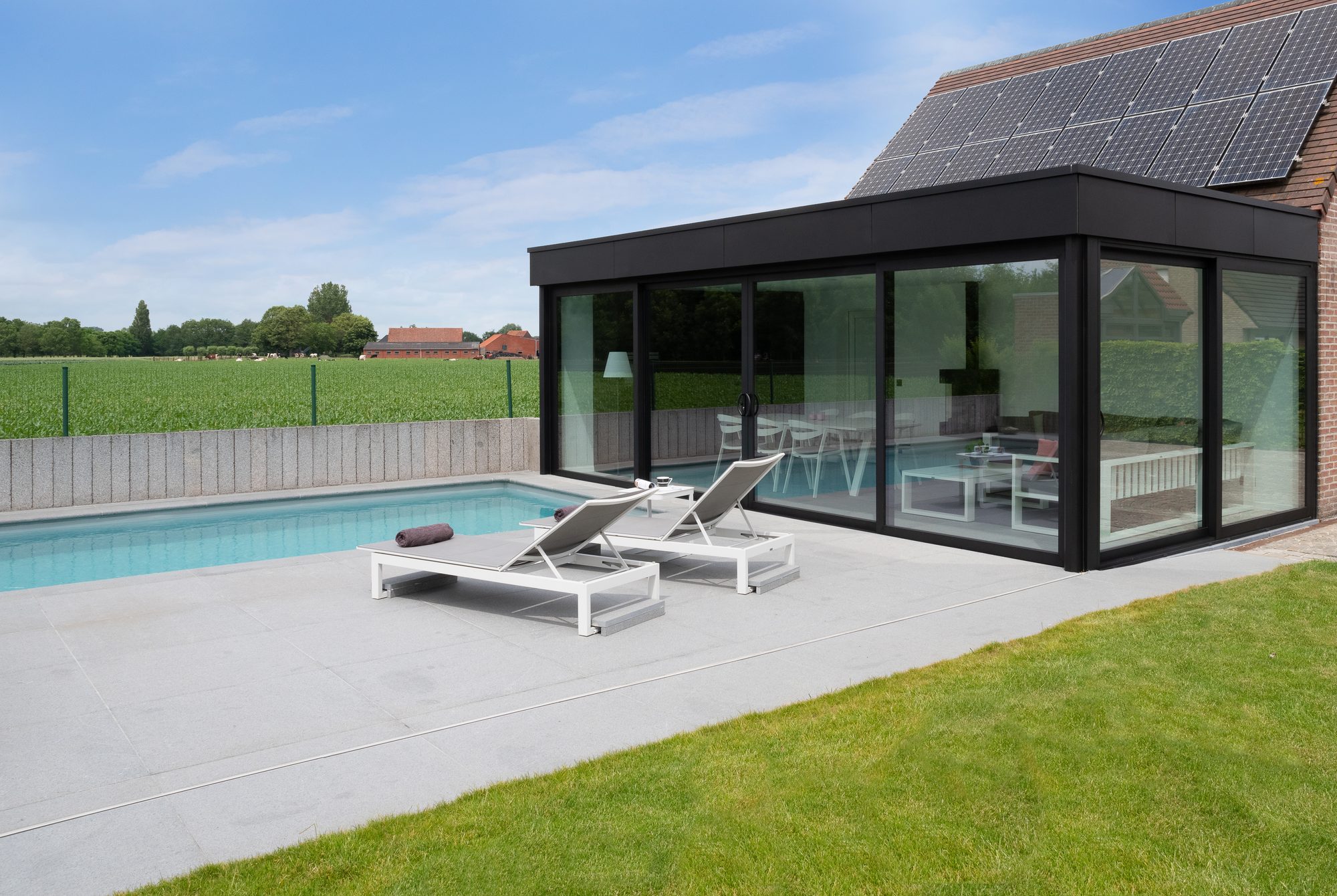 Poolhouse met Zwarte Trespa en Schuiframen