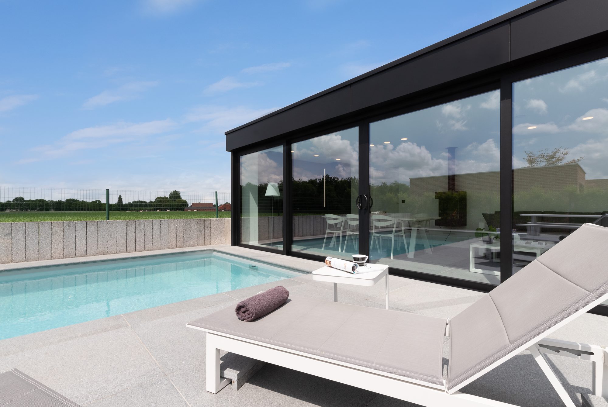 Poolhouse zwarte trespa en aluminium schuiramen