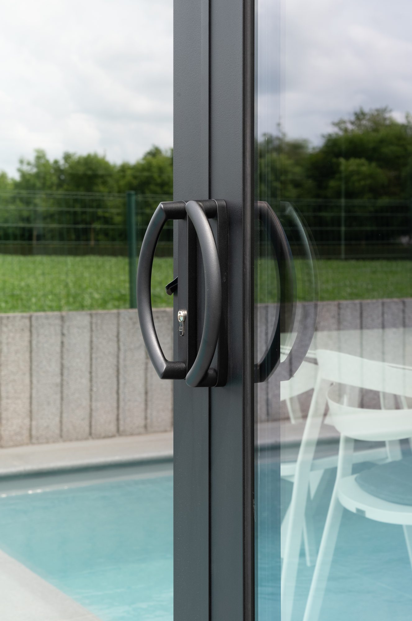 Detail deurknoppen aluminium schuifraam poolhouse