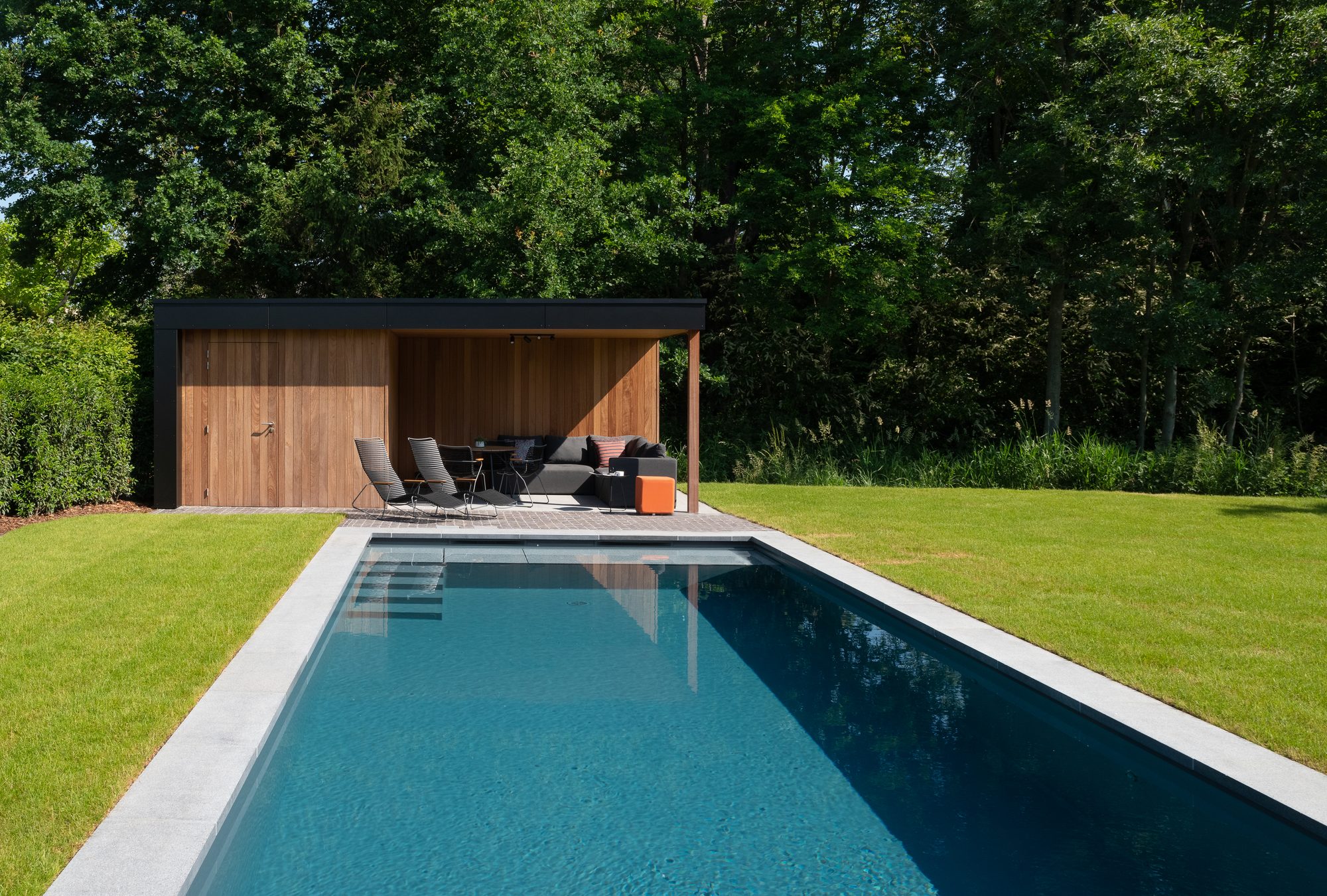 Moderne Poolhouse met Trespa en Irokohout