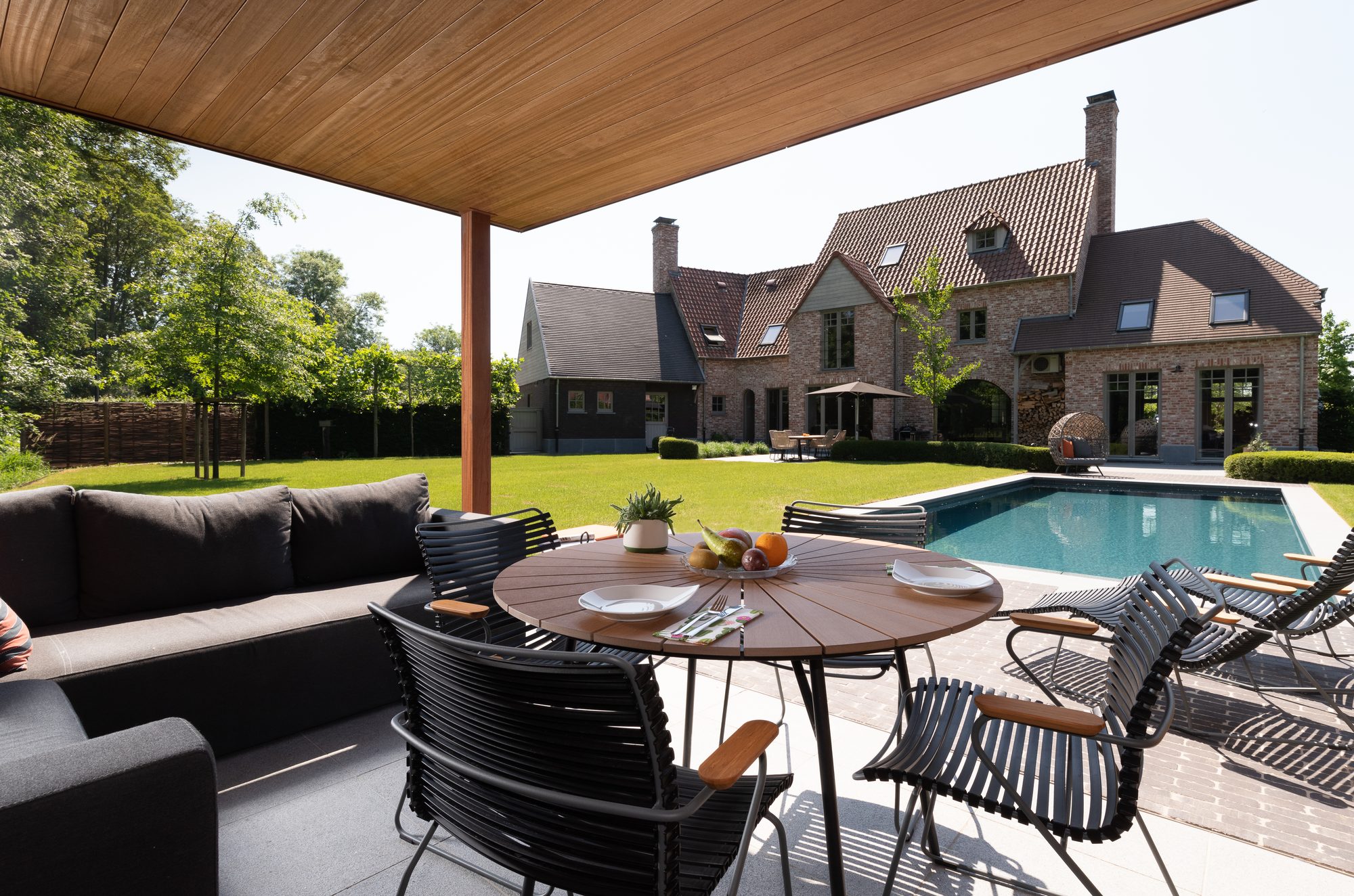 Poolhouse met overdekt terras met plafond en hoekpaal in iroko