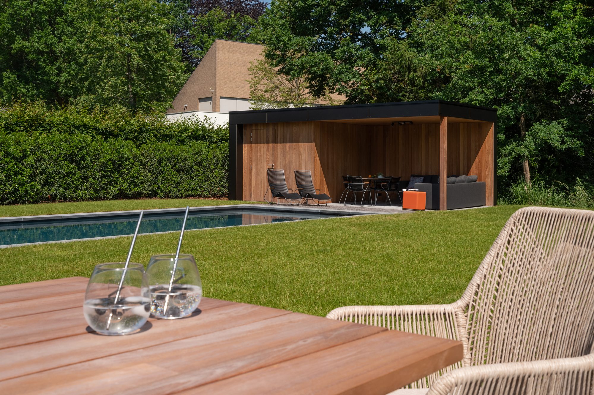 Modern tuingebouw met hout en volkern