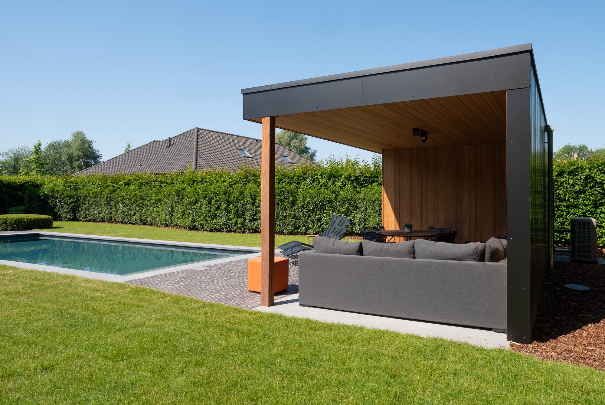 Poolhouse met loungehoek