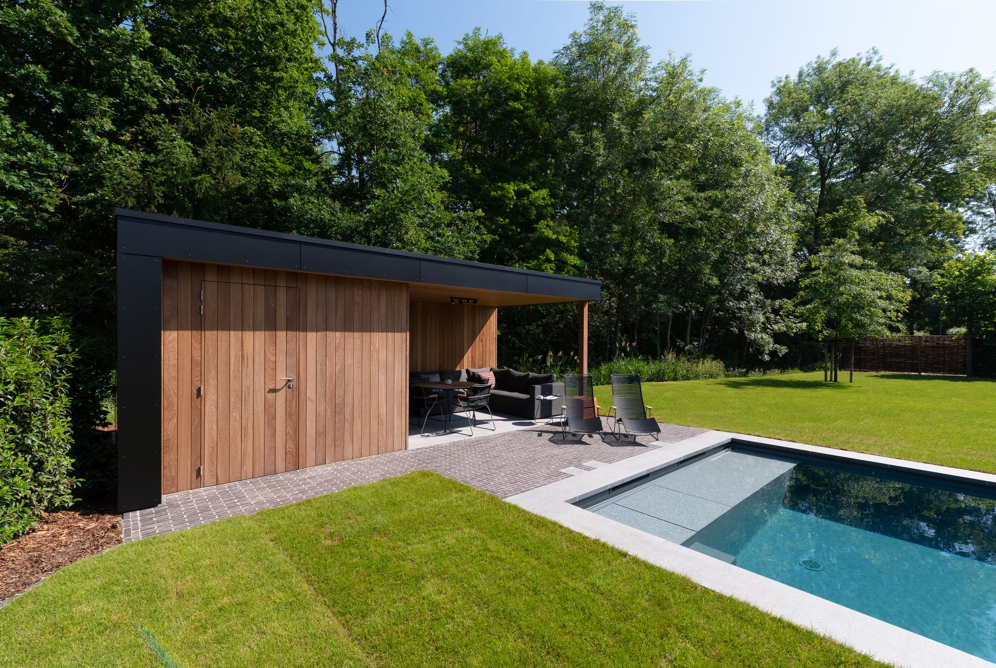 Zwembadgebouw in iroko en trespa