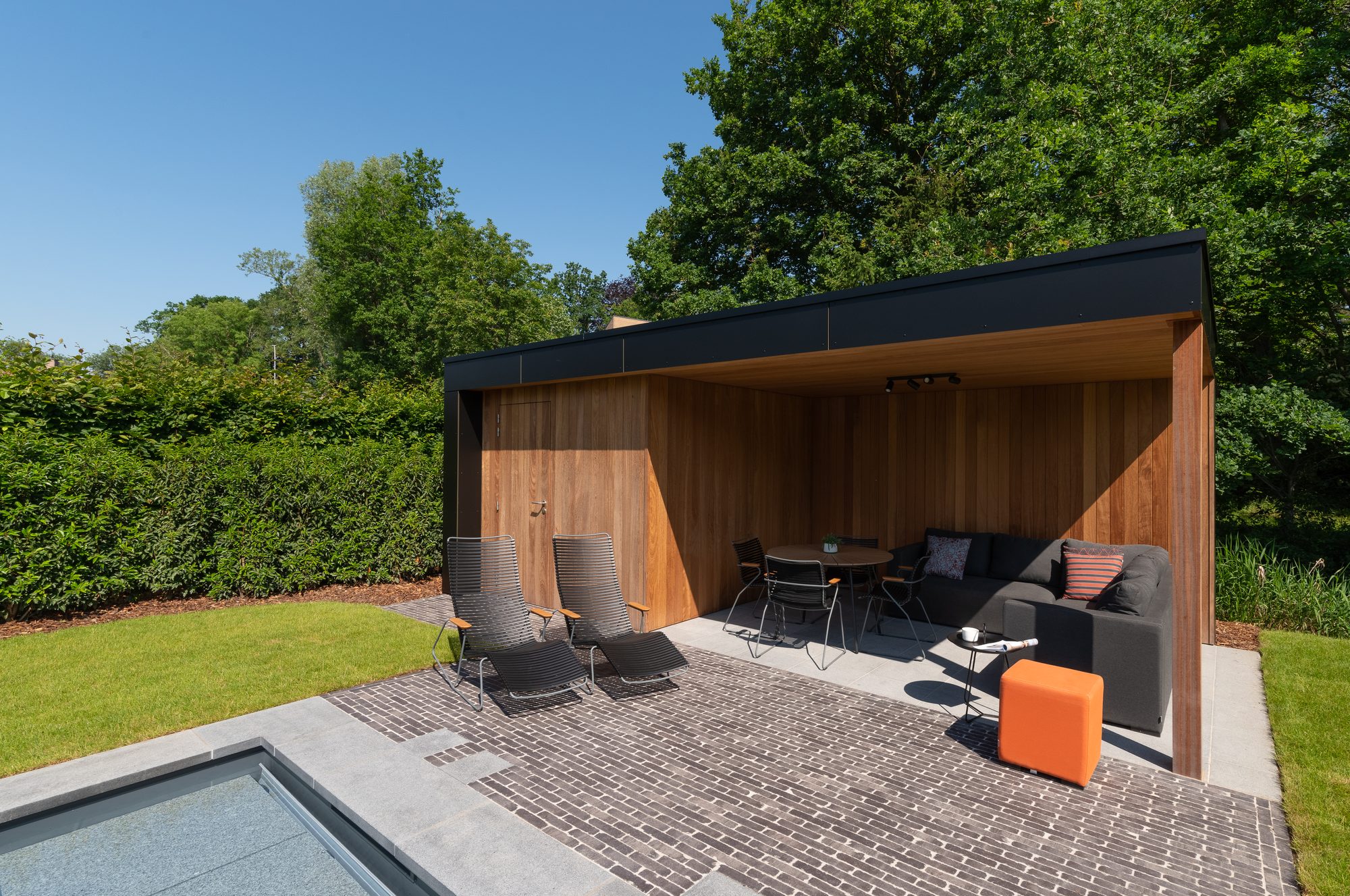 Poolhouse met overdekt terras en berging