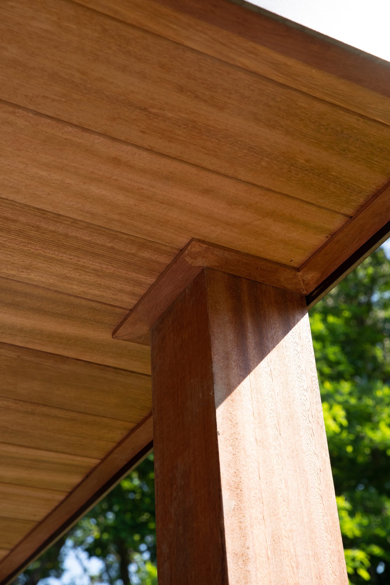 Iroko paal van luifel poolhouse
