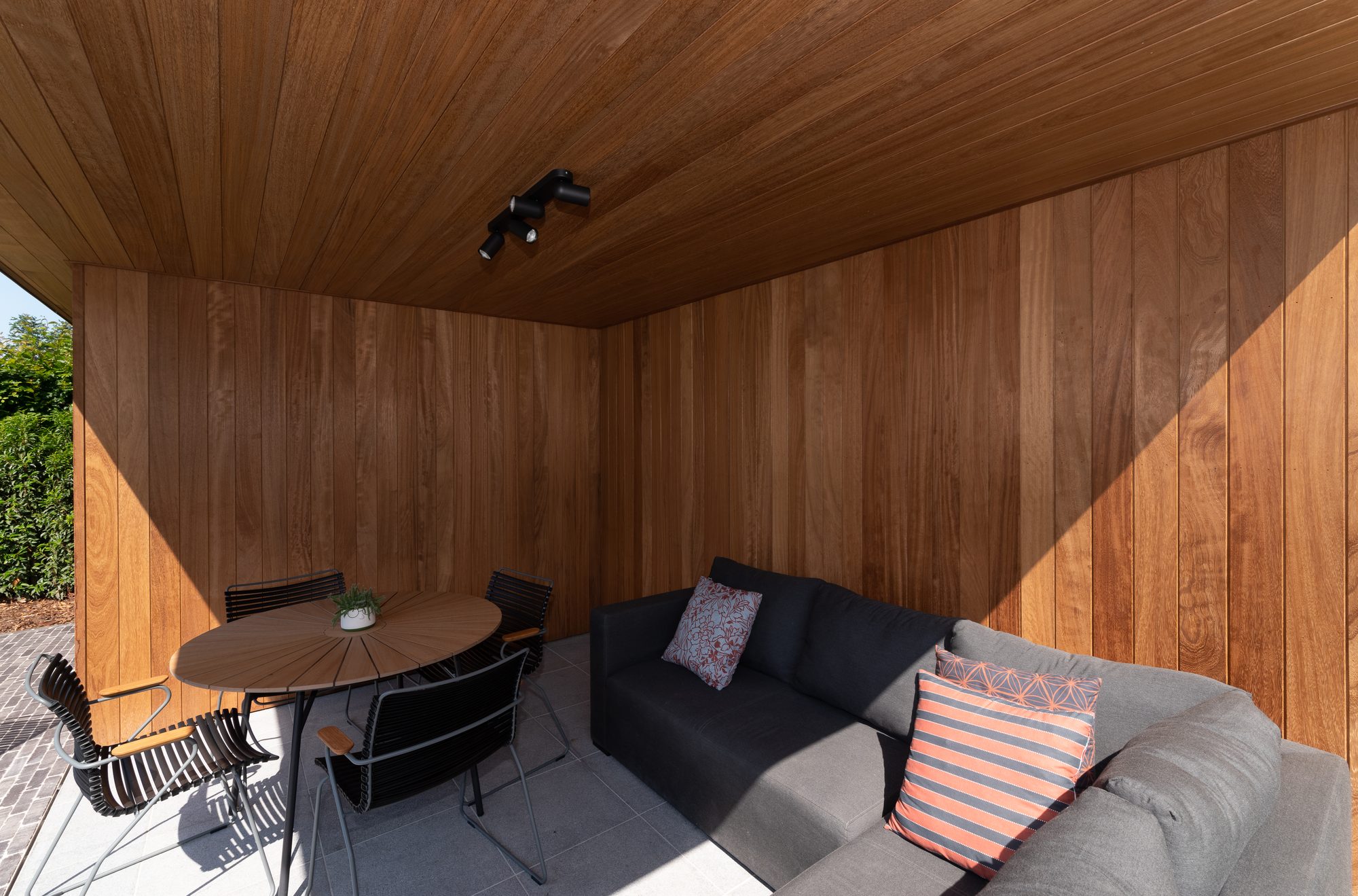 Poolhouse Overdekt Loungegedeelte met irokowanden