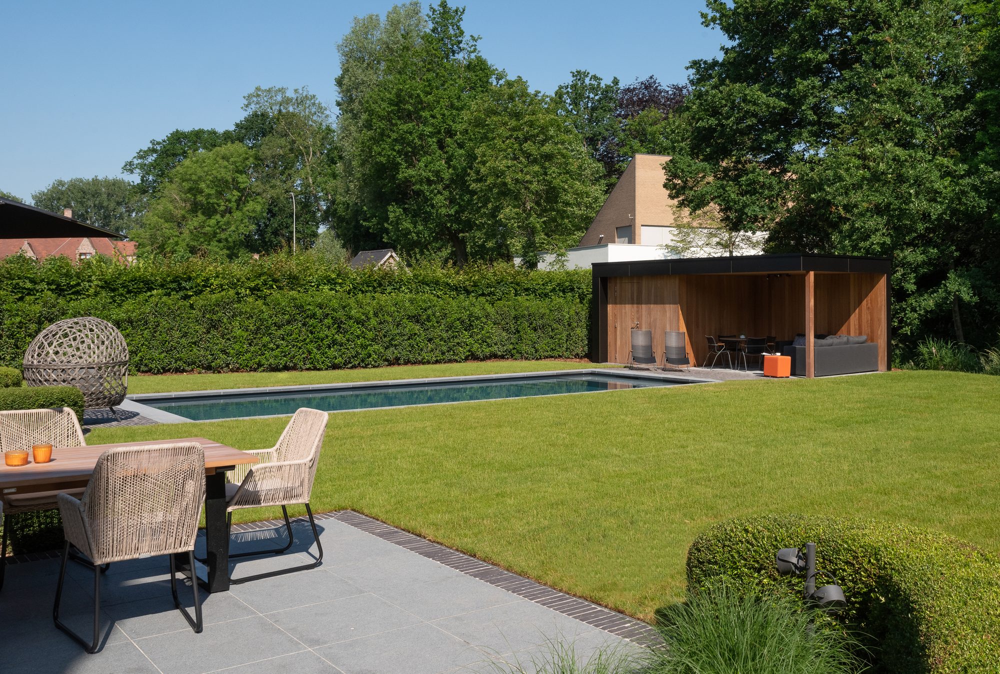 Poolhouse met Zwarte Trespa en Irokohout