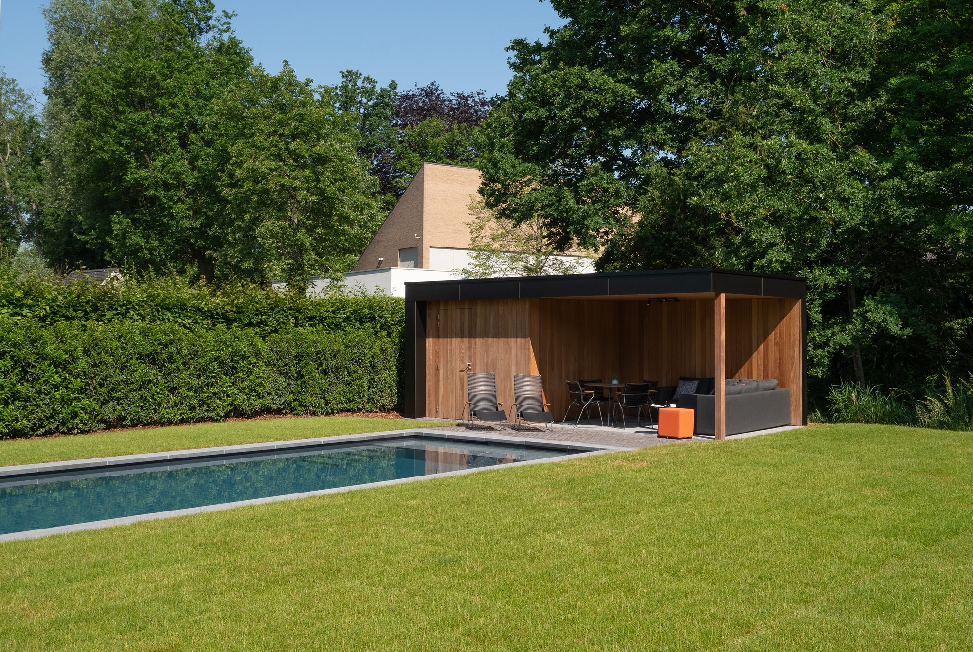 Modern bijgebouw met hout en volkern