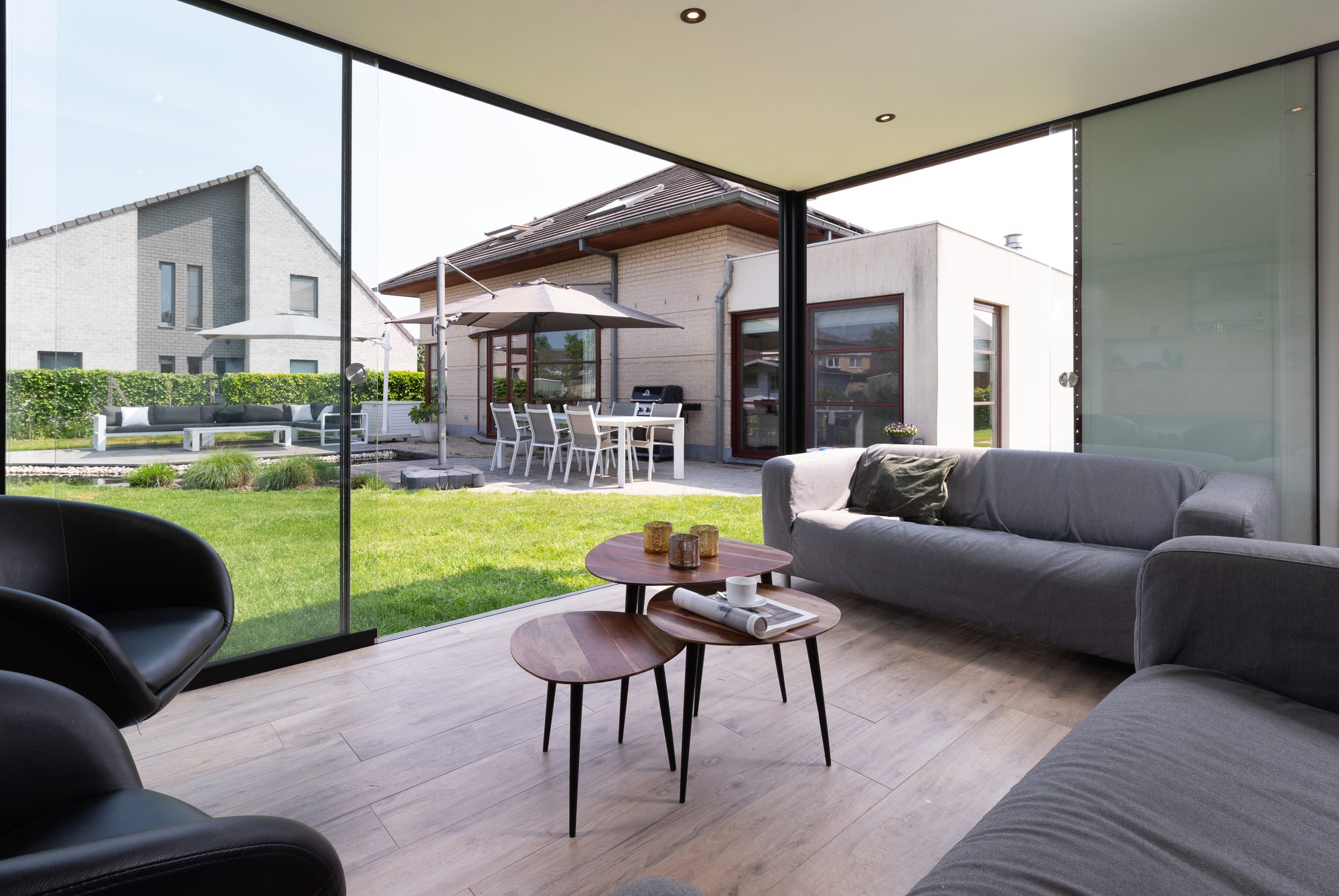 Zithoek in moderne tuinkamer