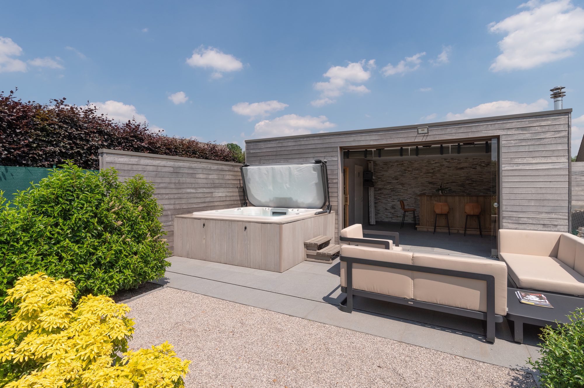 Houten tuinkamer met jacuzzi