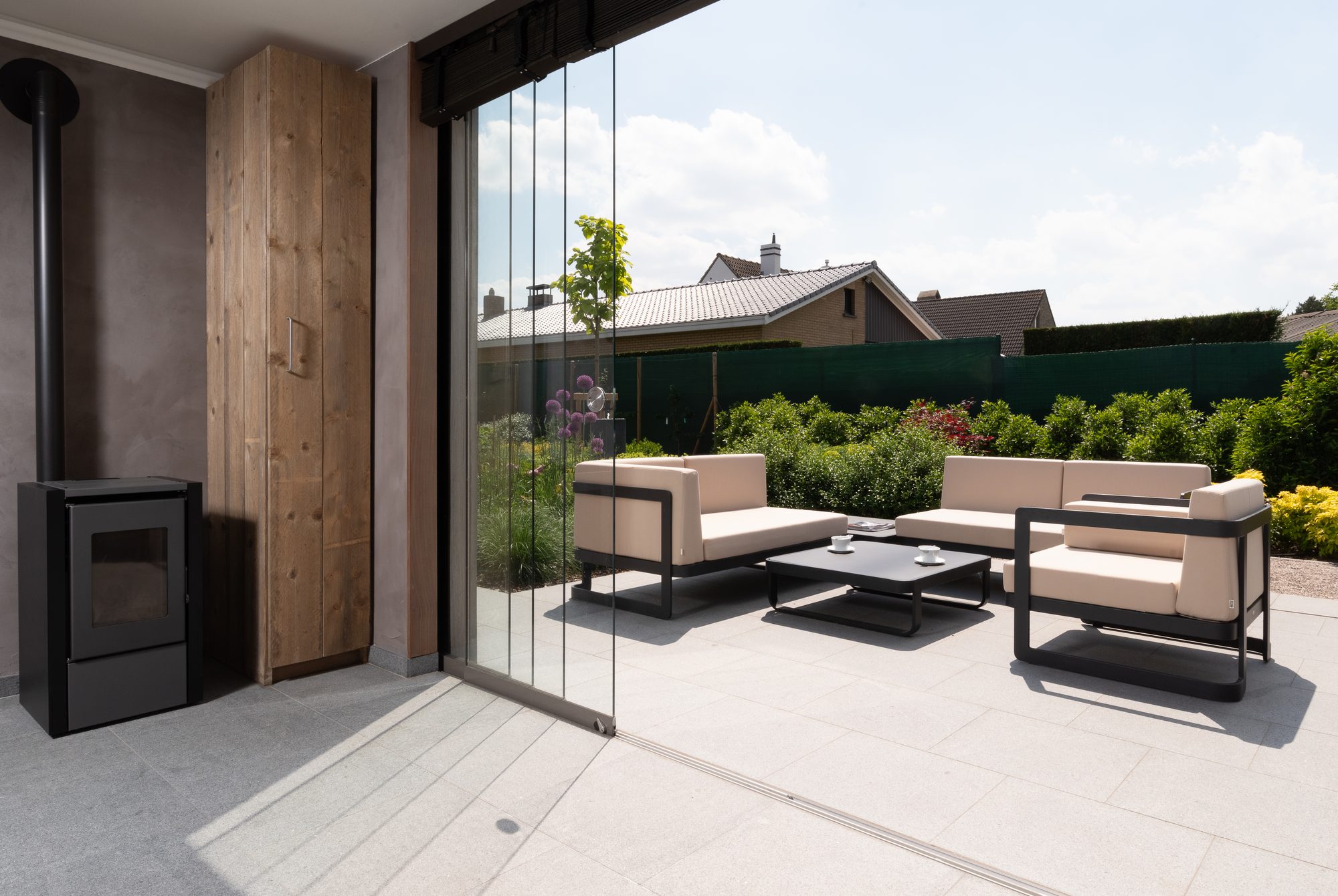 Poolhouse met schuiframen