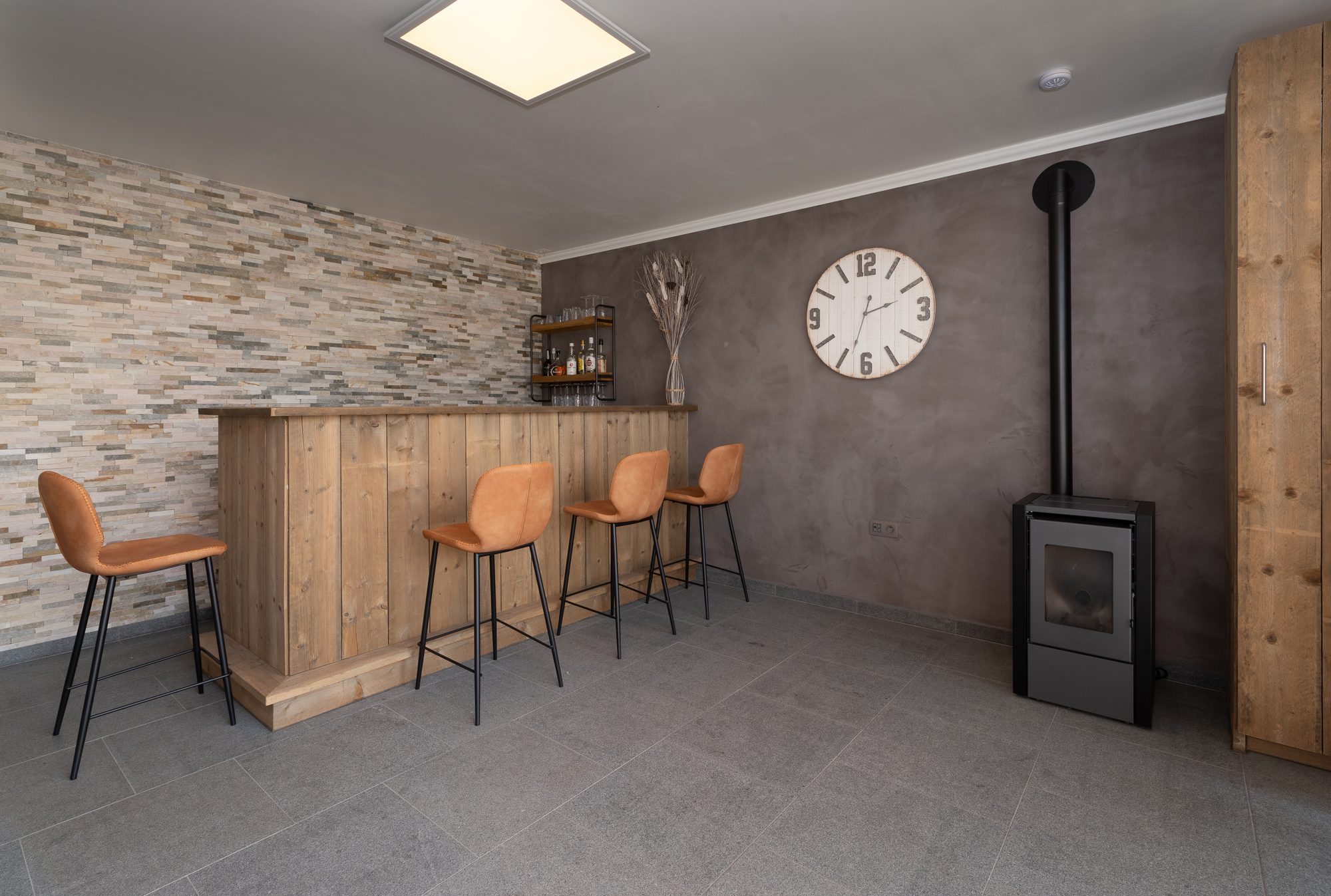 Ingerichte bar in houten tuinkamer