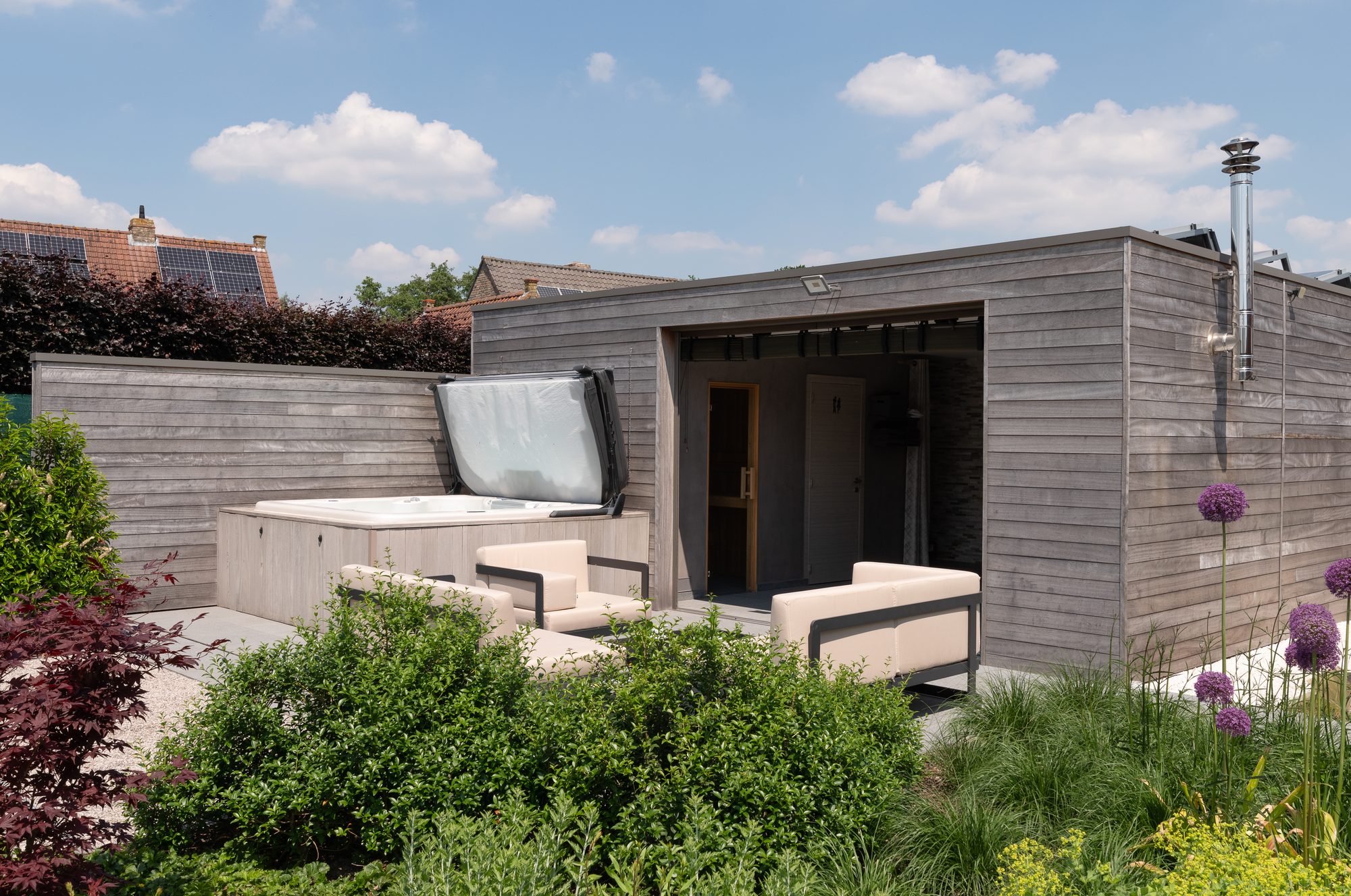 Tuinhuis in iroko met jacuzzi