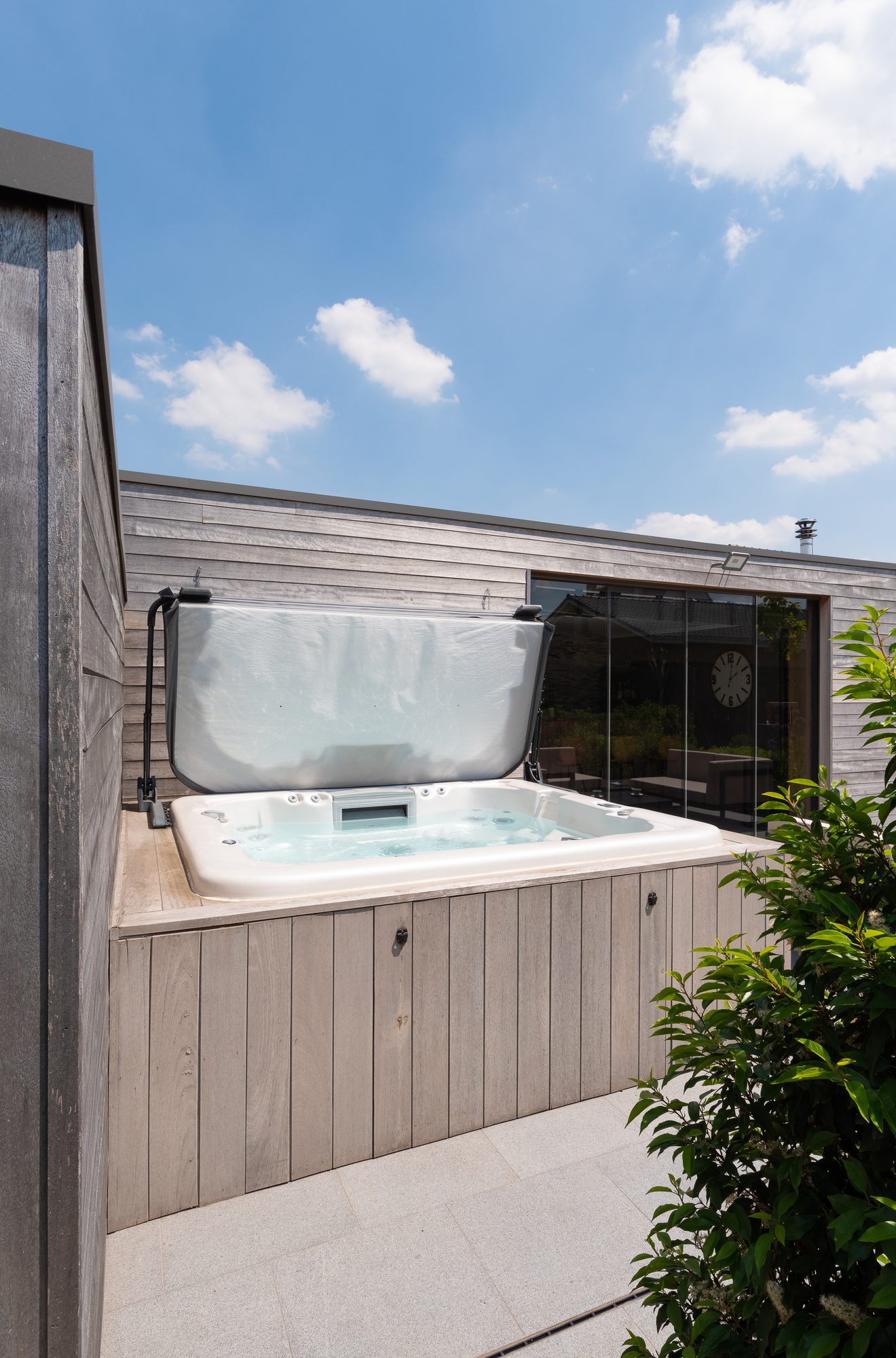 Tuinhuis met jacuzzi