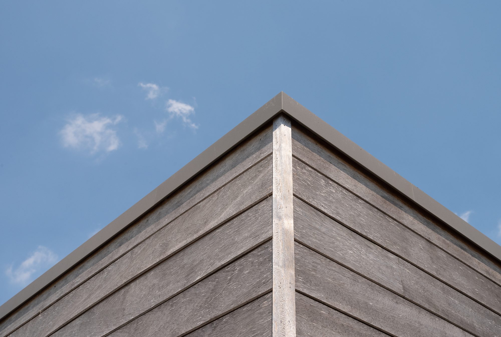 Dakrand iroko tuinhuis met aluminium hoekprofiel