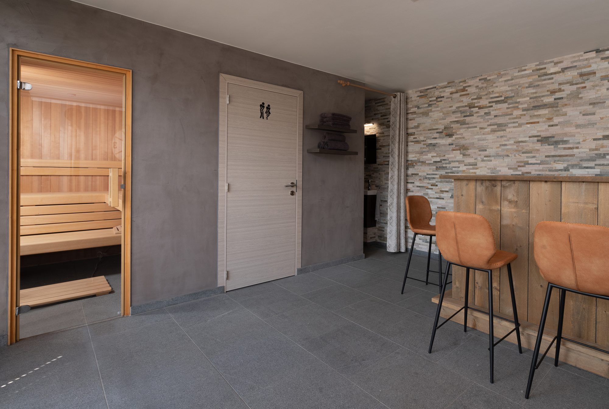 Sauna, toilet, doucheruimte en bar in tuinkamer