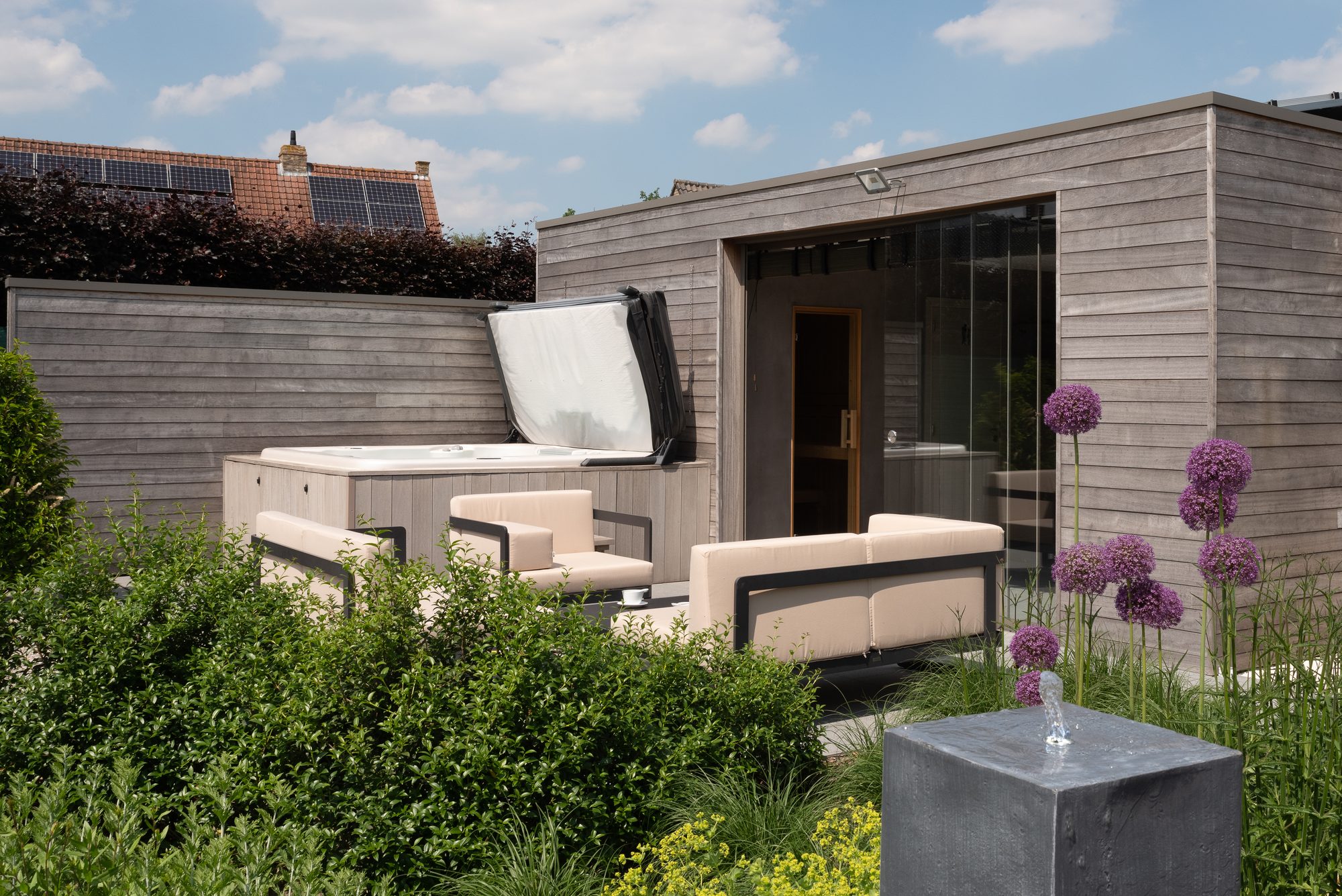 Modern tuinhuis in iroko met jacuzzi