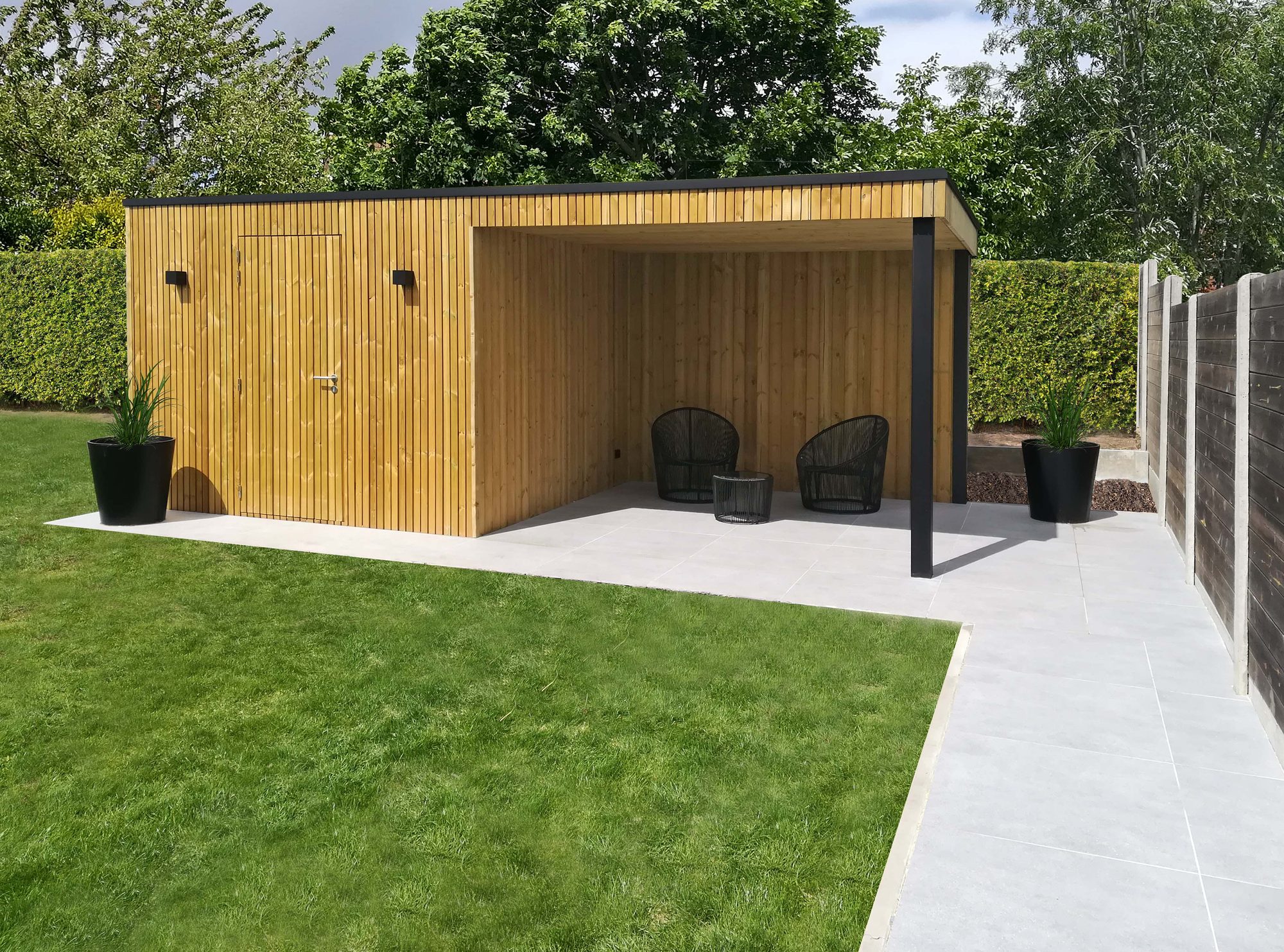Cube tuinhuis met overkapping in rode noorse den