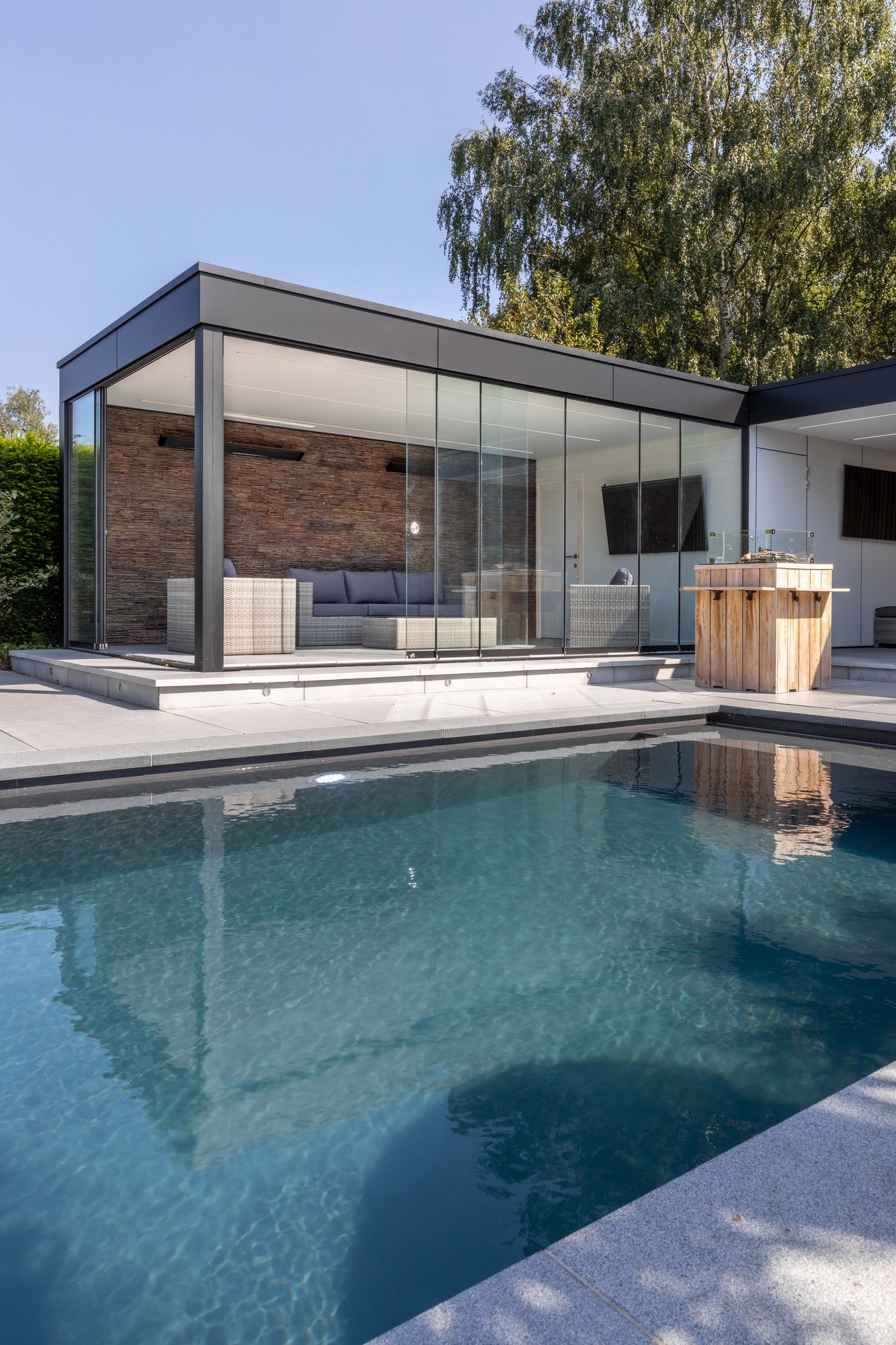 Pool house avec bandeau en Trespa