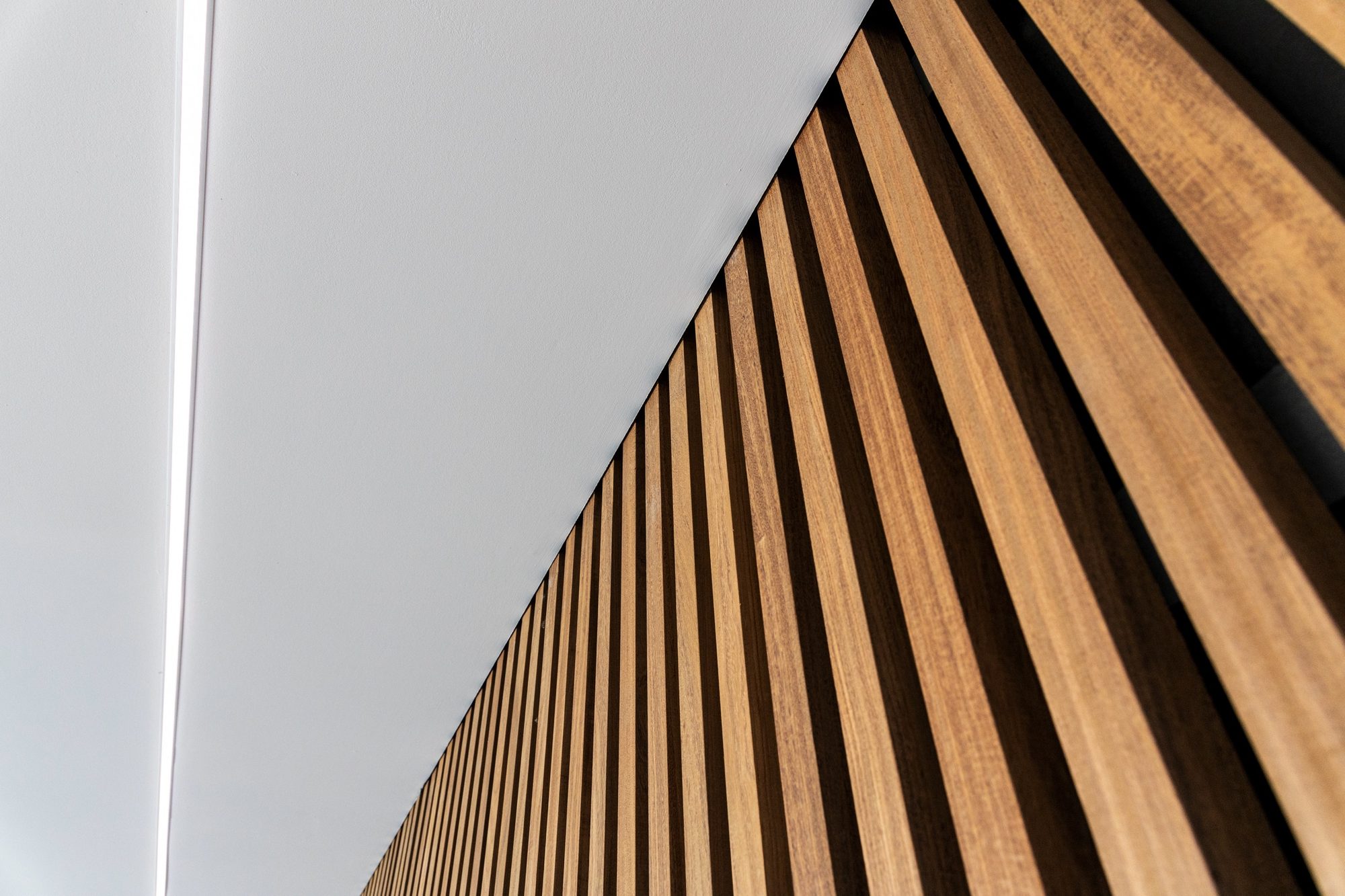 Paroi en Bois Afrormosia Pool House