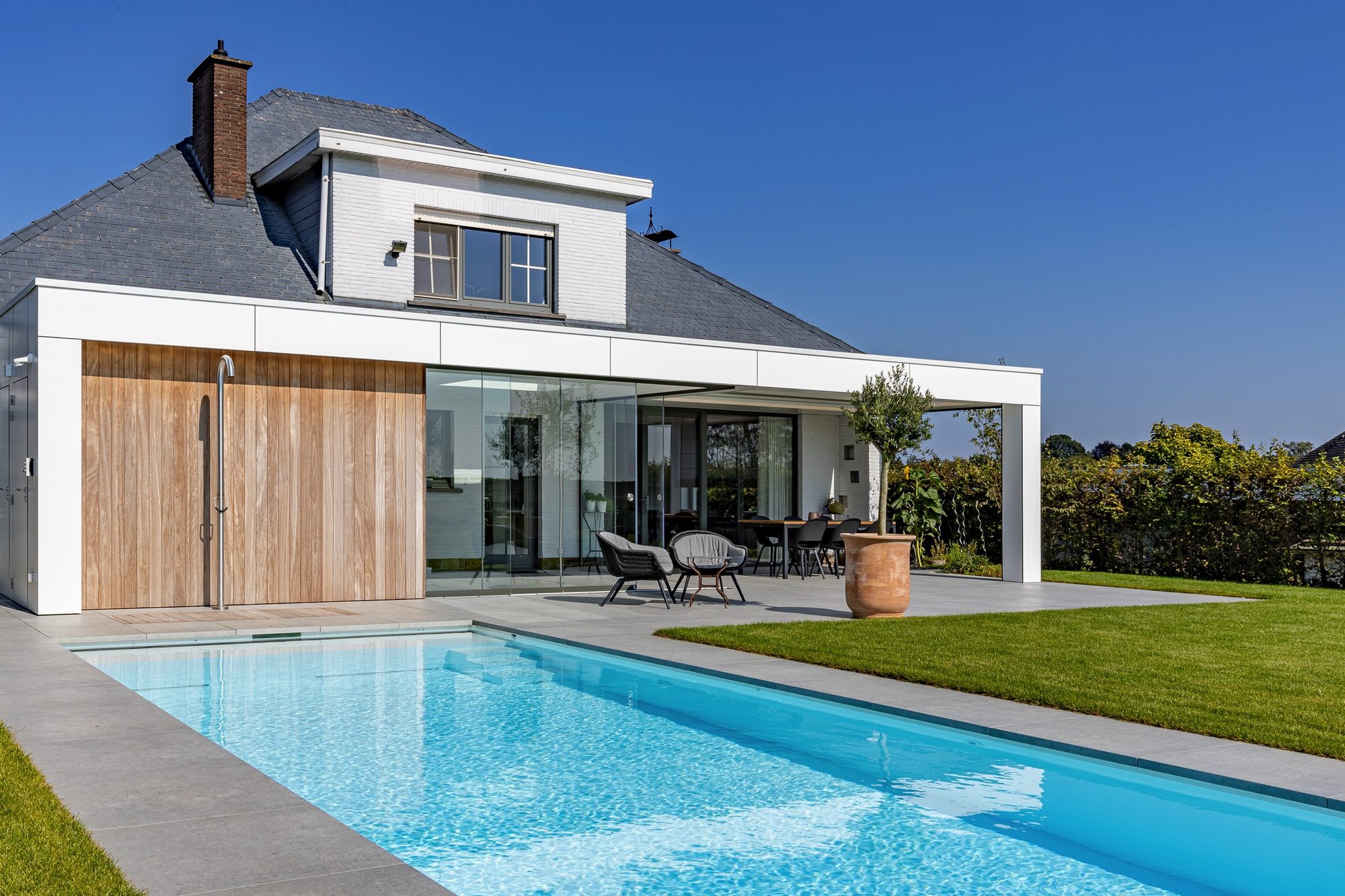 Pool house avec toit à lamelles