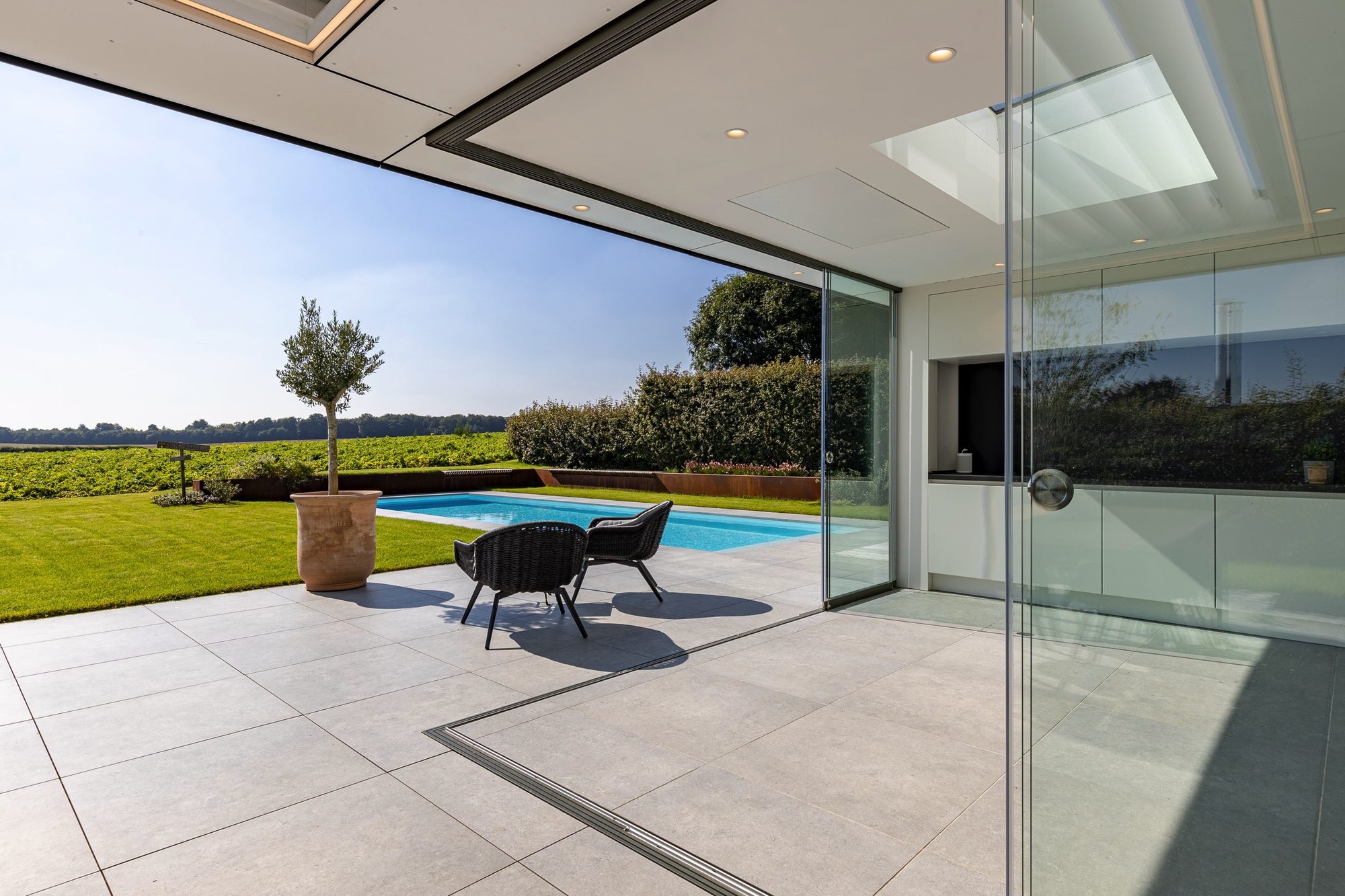Pool house avec cuisine extérieur et toit à lamelles