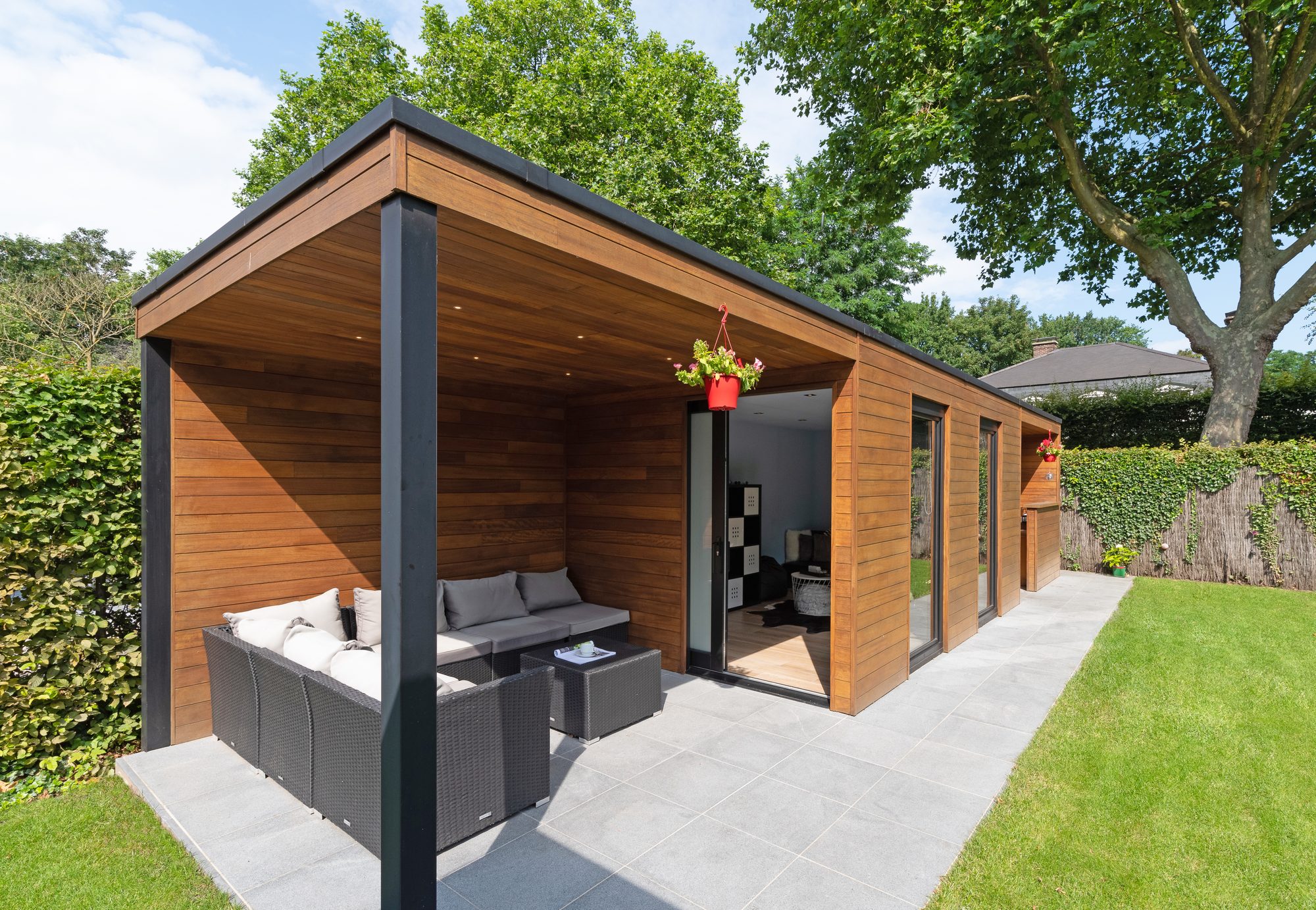Coin Lounge au-dessous d'un auvent d'un abri de jardin moderne