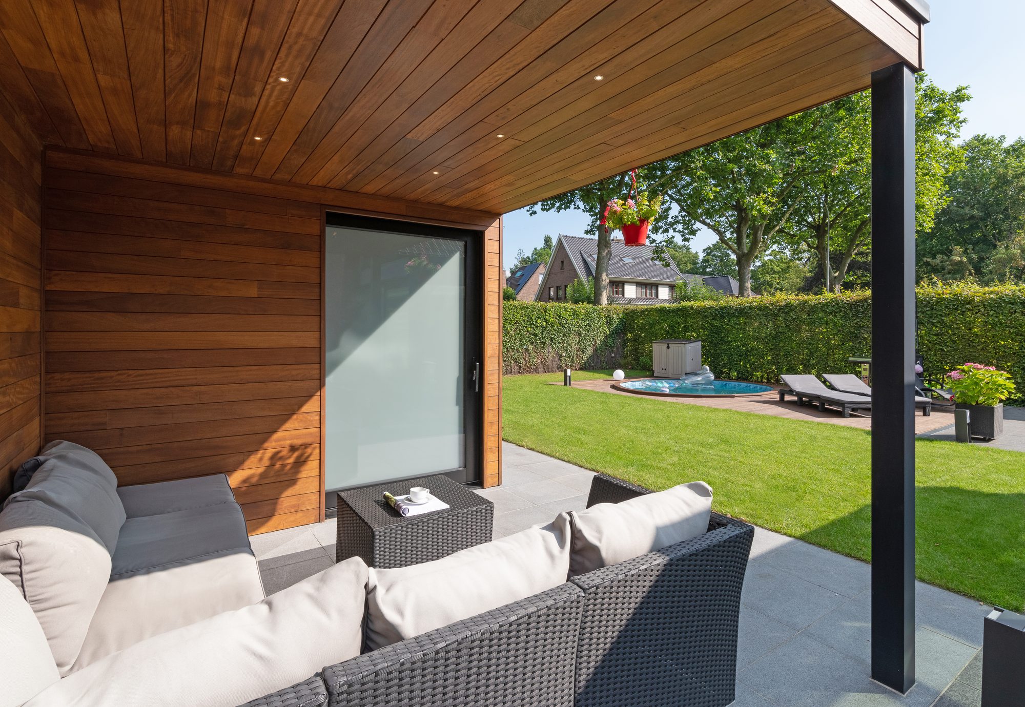 Terrasse couverte auvent abri de jardin