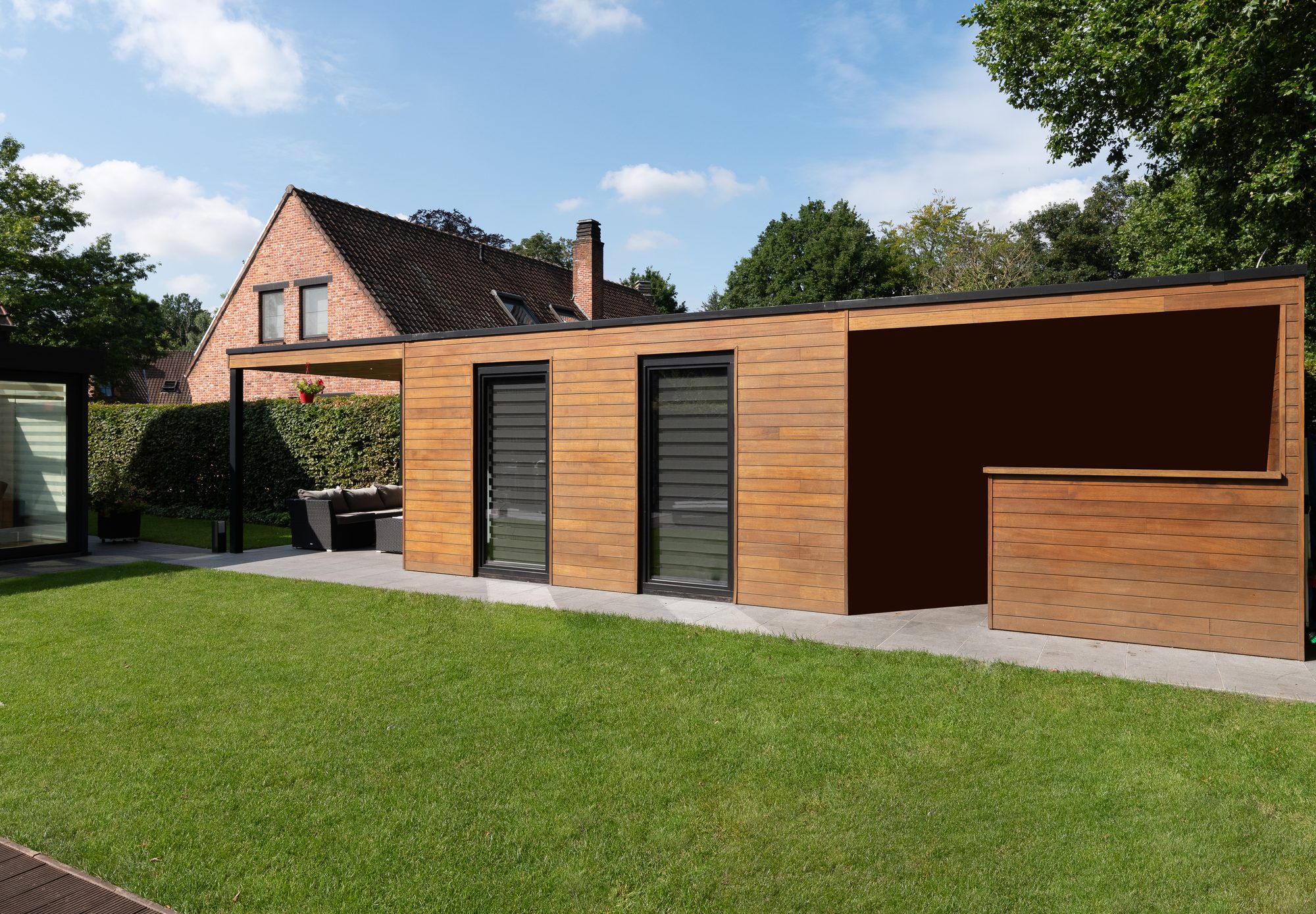 Abri de jardin Cube en iroko avec avancée et abri de stockage