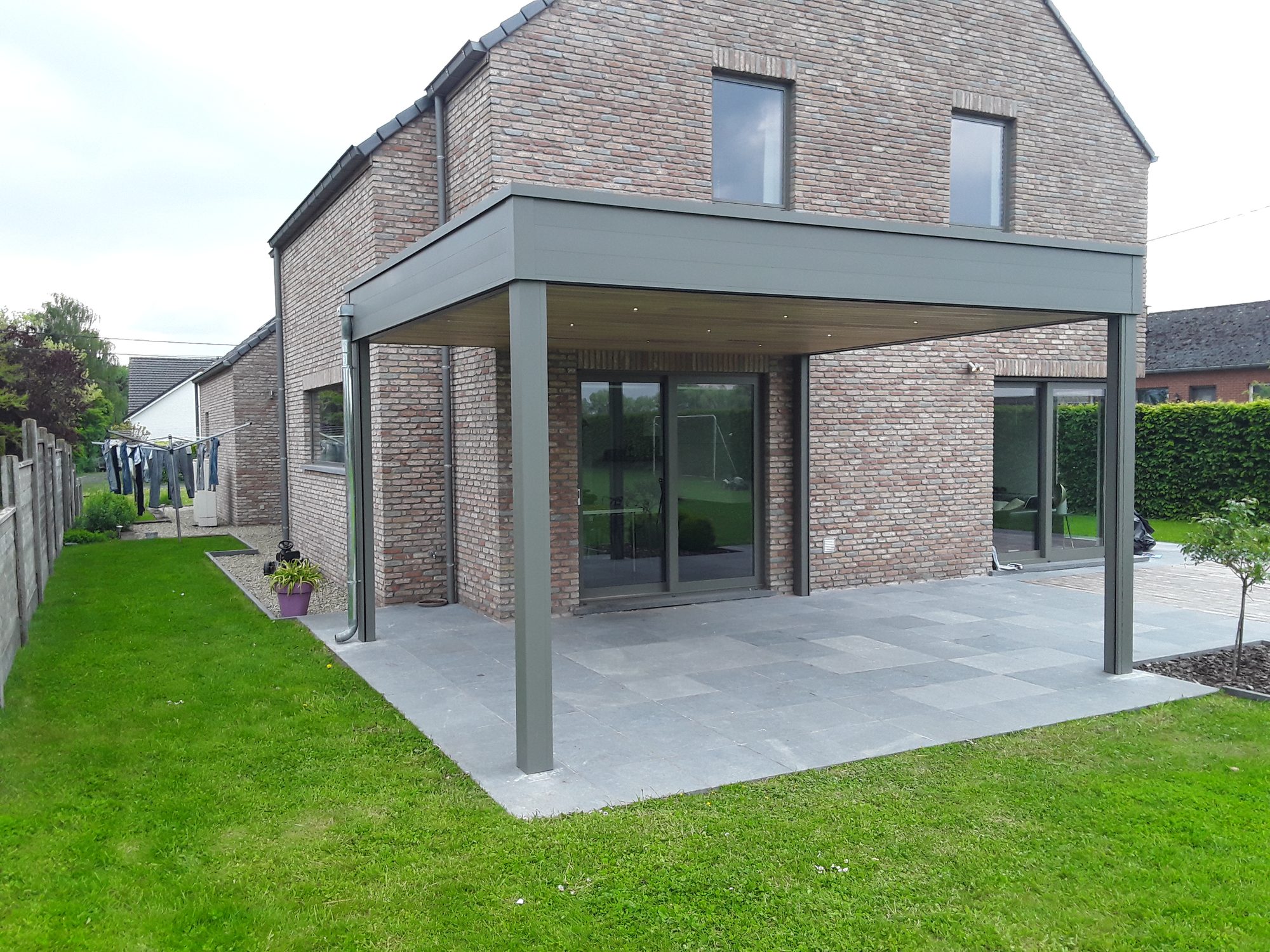 Terrasoverkapping in aluminium met iroko plafond