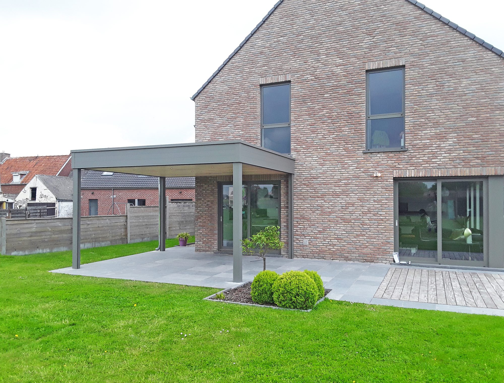 Aangebouwde pergola in aluminium