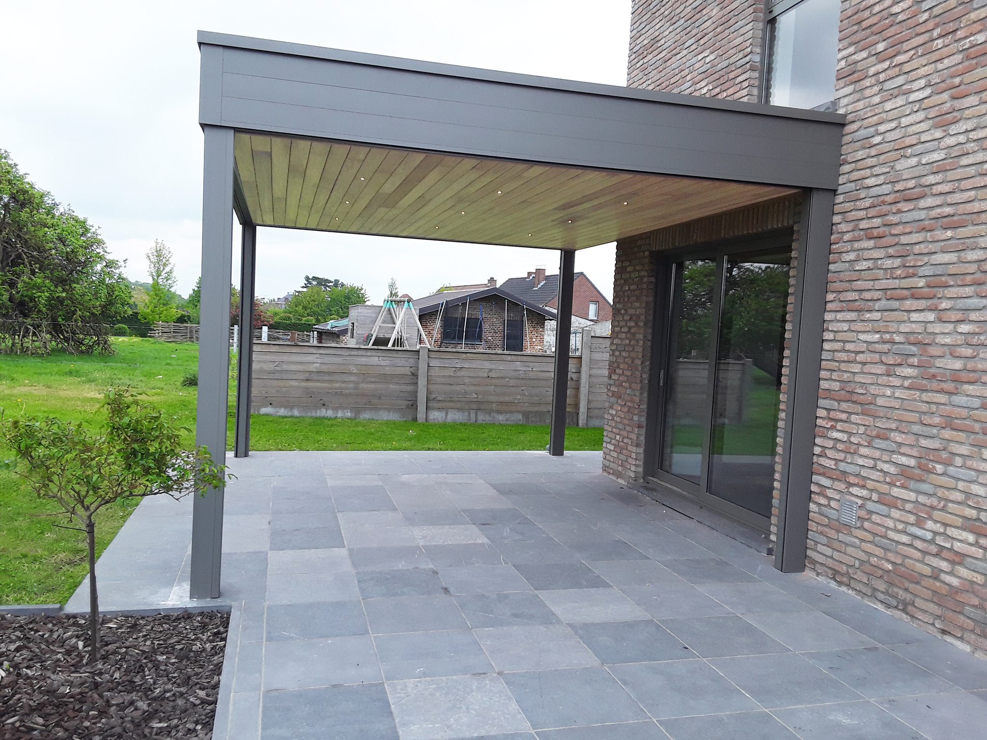 Moderne pergola in aluminium met houten plafond